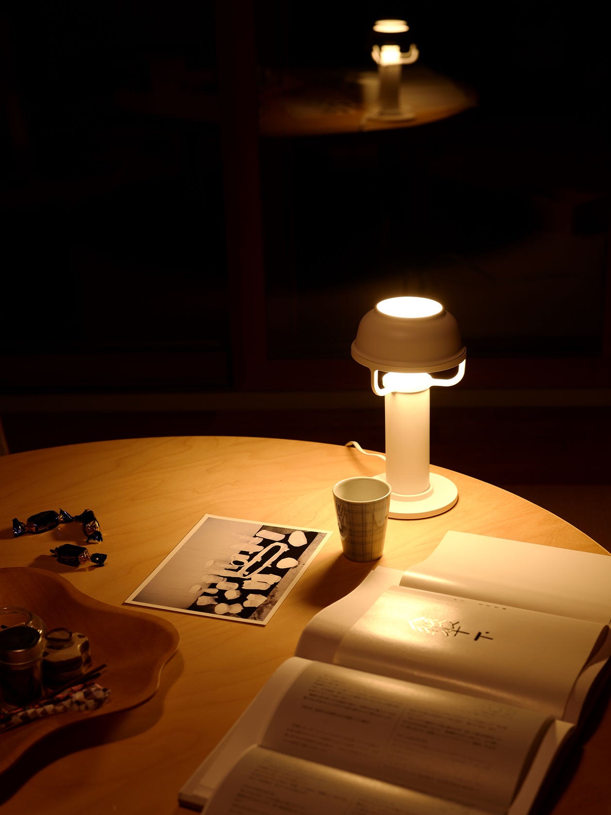 卓上に置かれたテーブルライト