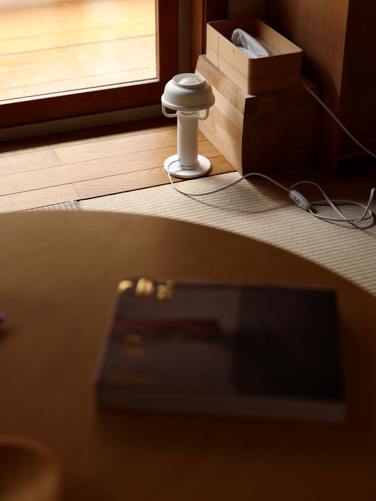 床に置かれたテーブルライト