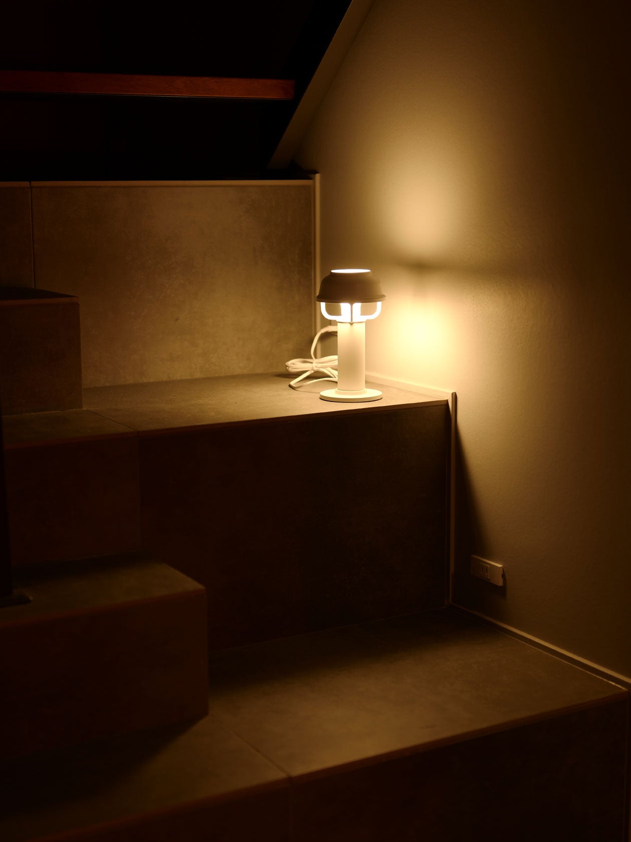 玄関に置かれたテーブルライト