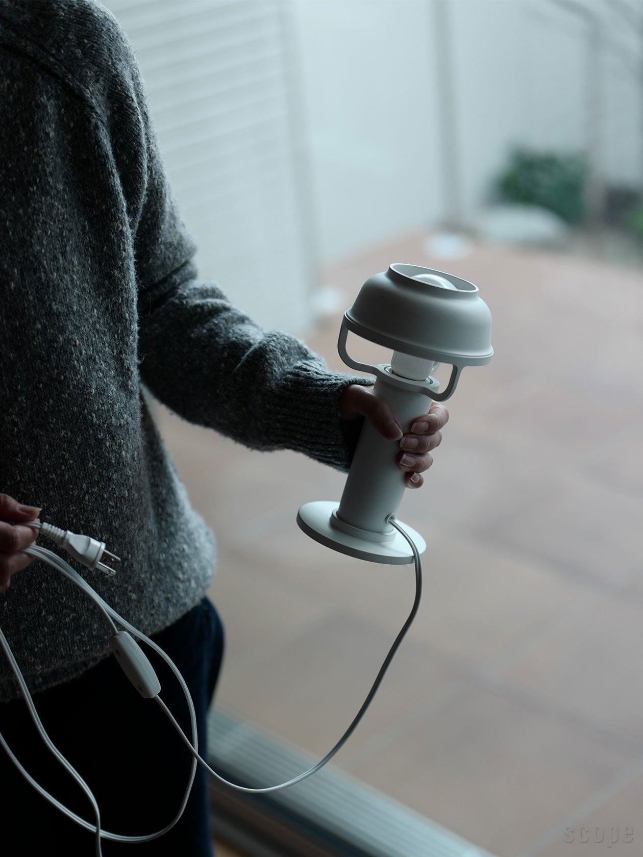 手に持って移動しているテーブルライト