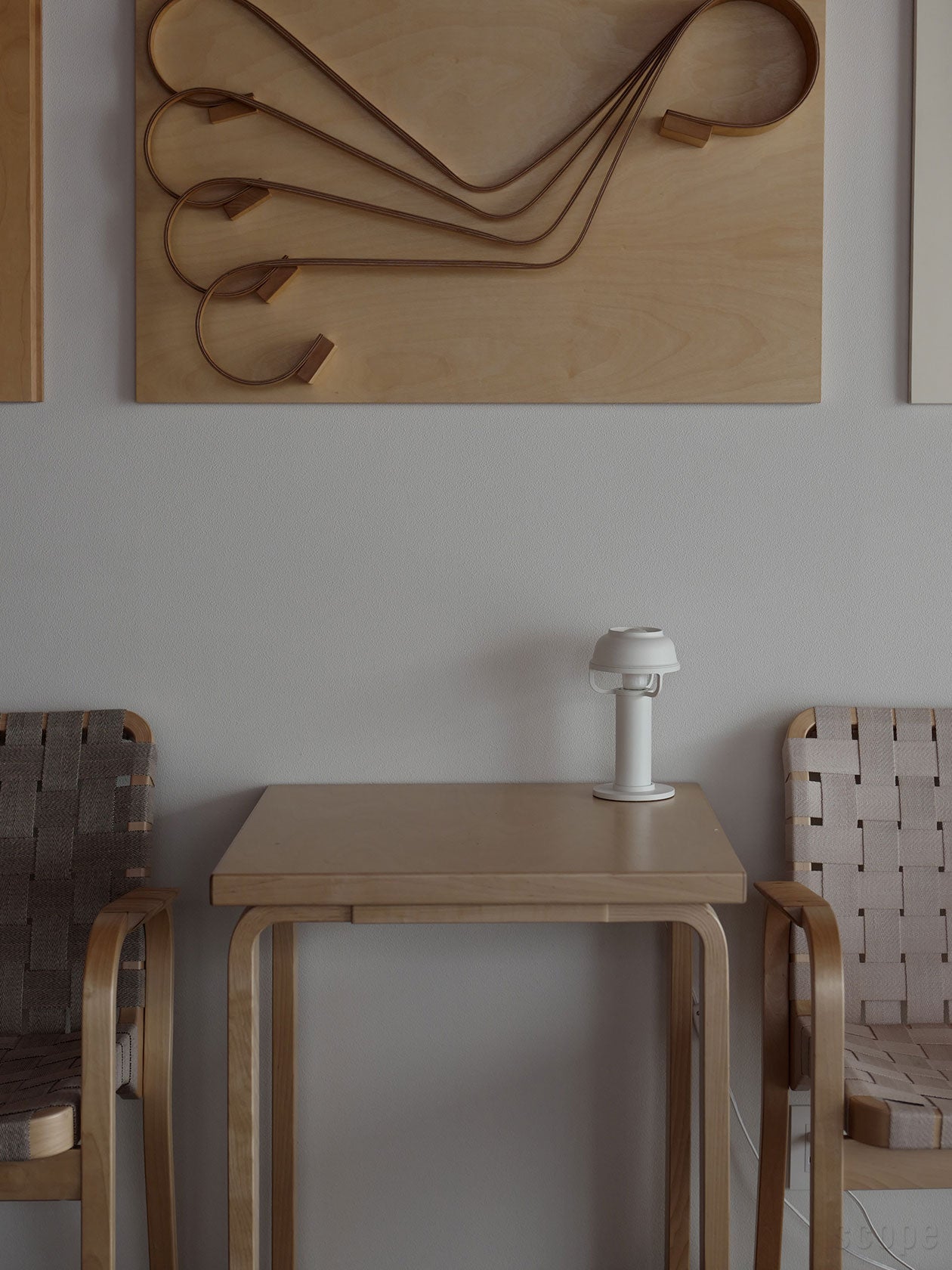 テーブルの上に置かれたテーブルライト