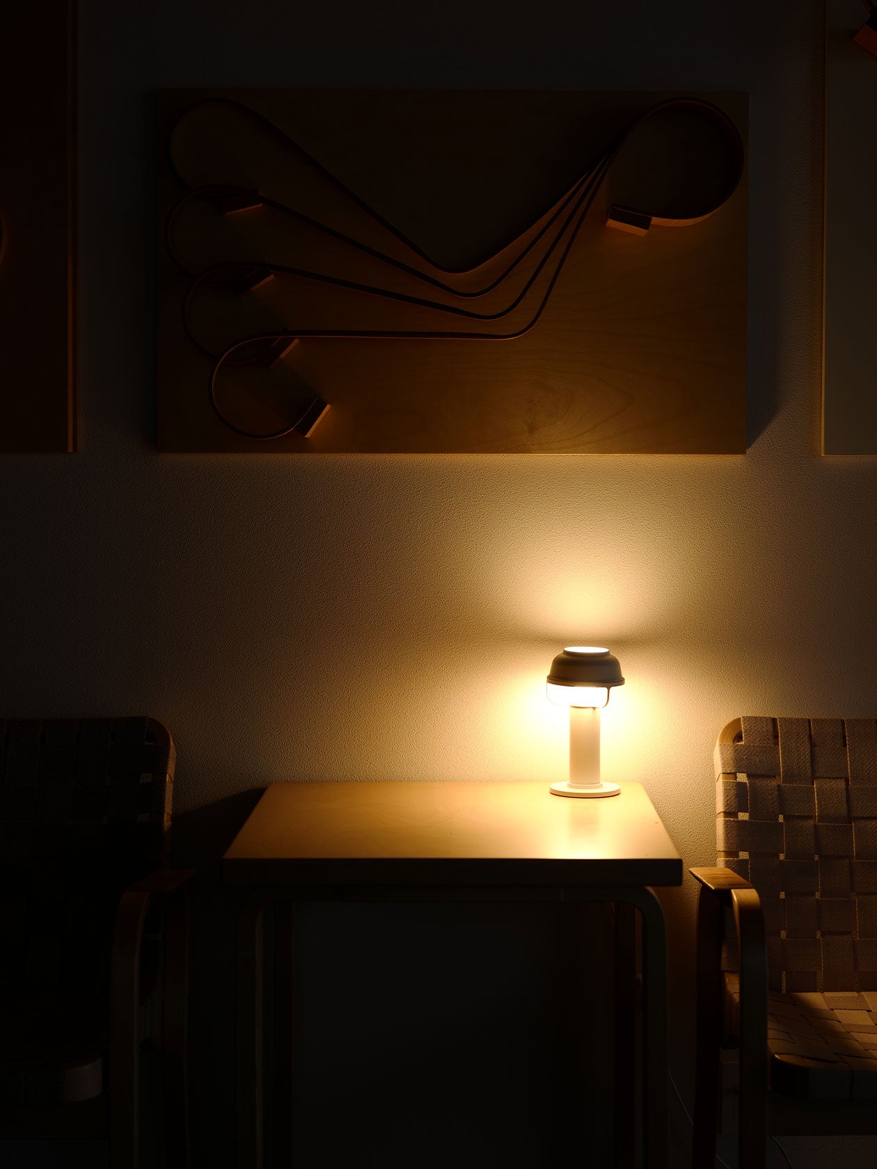 デスクの上で点灯しているテーブルライト