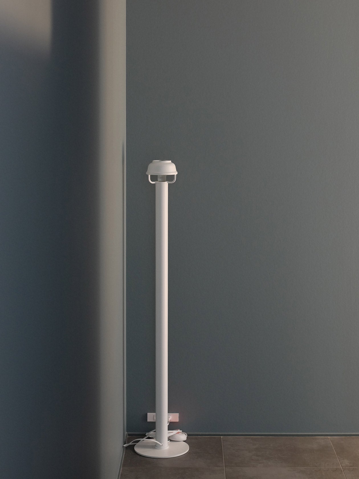 廊下に置いたフロアライト 消灯