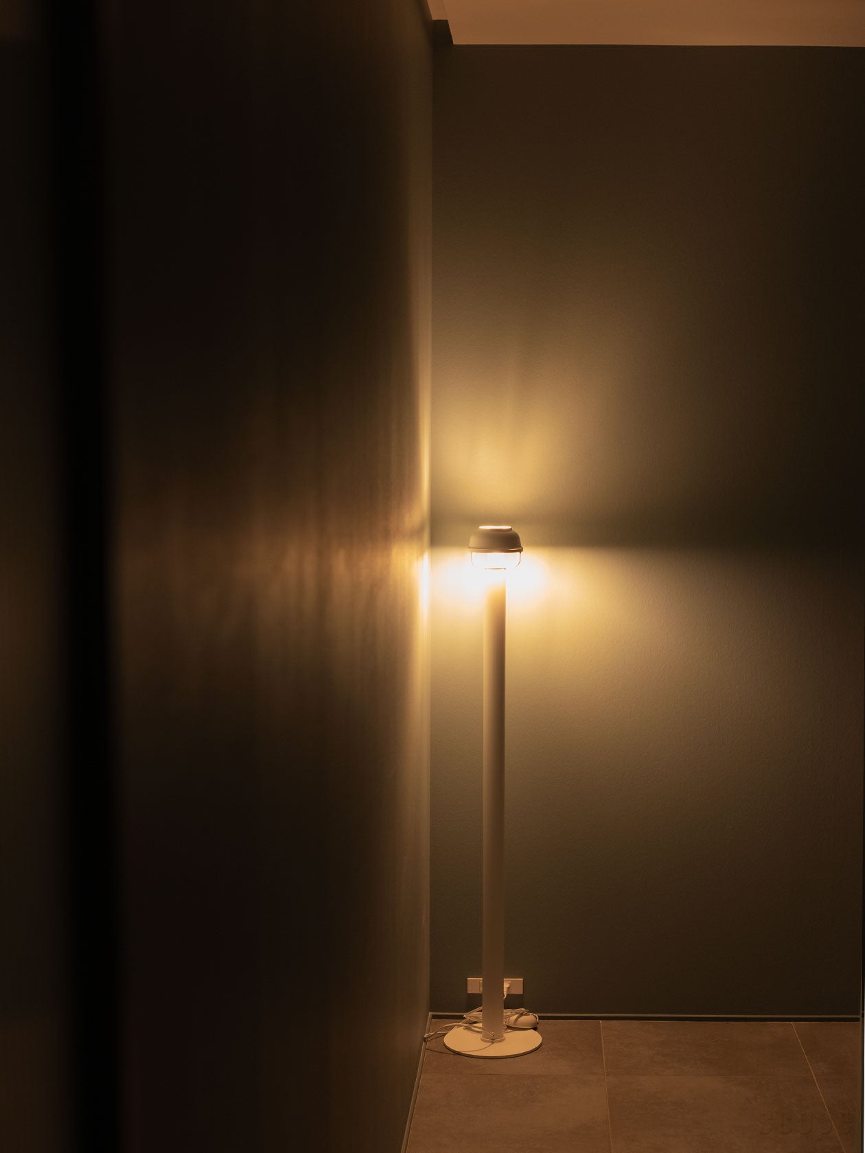 廊下に置いたフロアライト 点灯