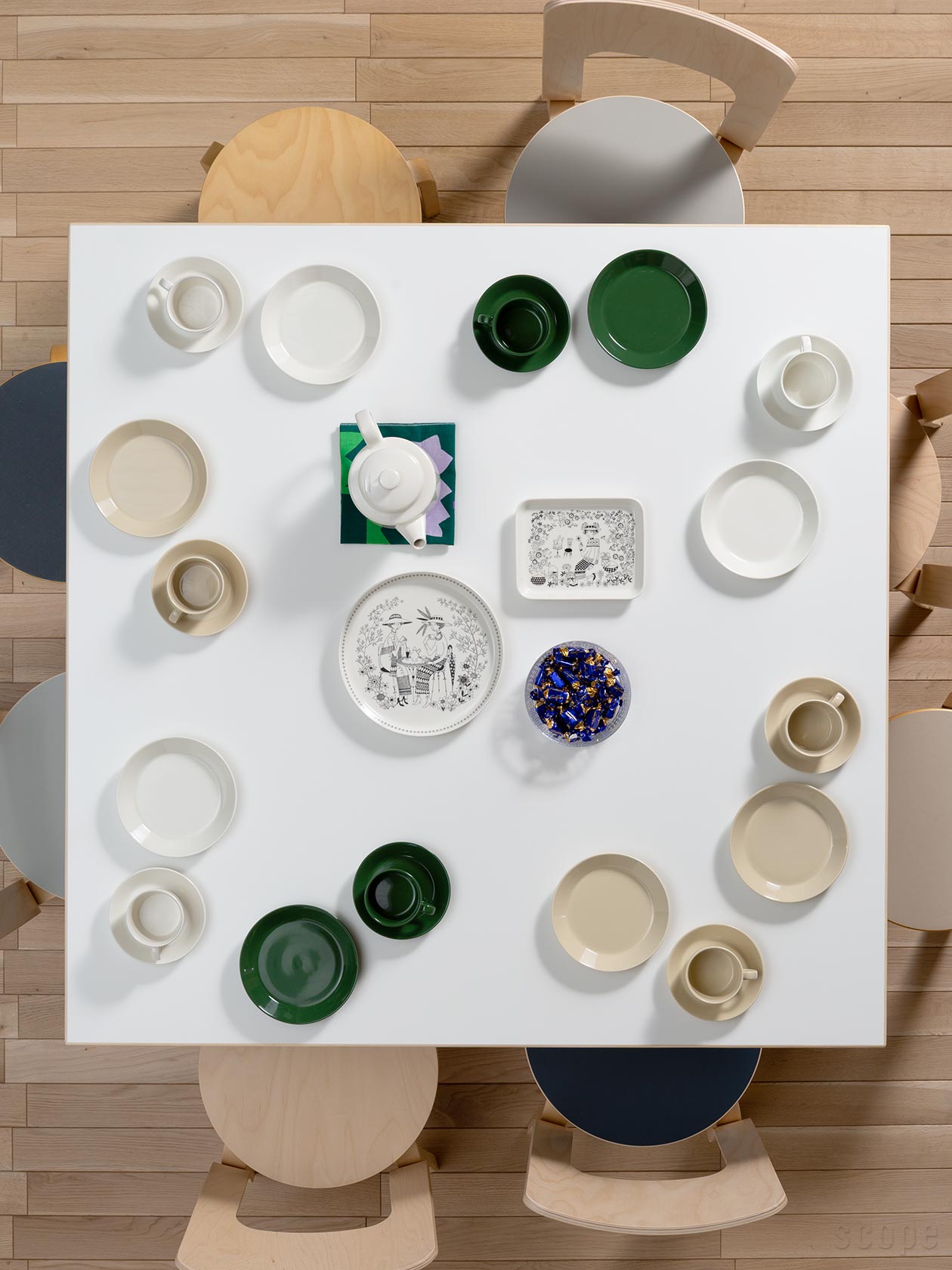 Artek（アルテック）84 テーブル ホワイトラミネート。白い天板に色とりどりのイッタラ食器が並ぶ、真上からの風景