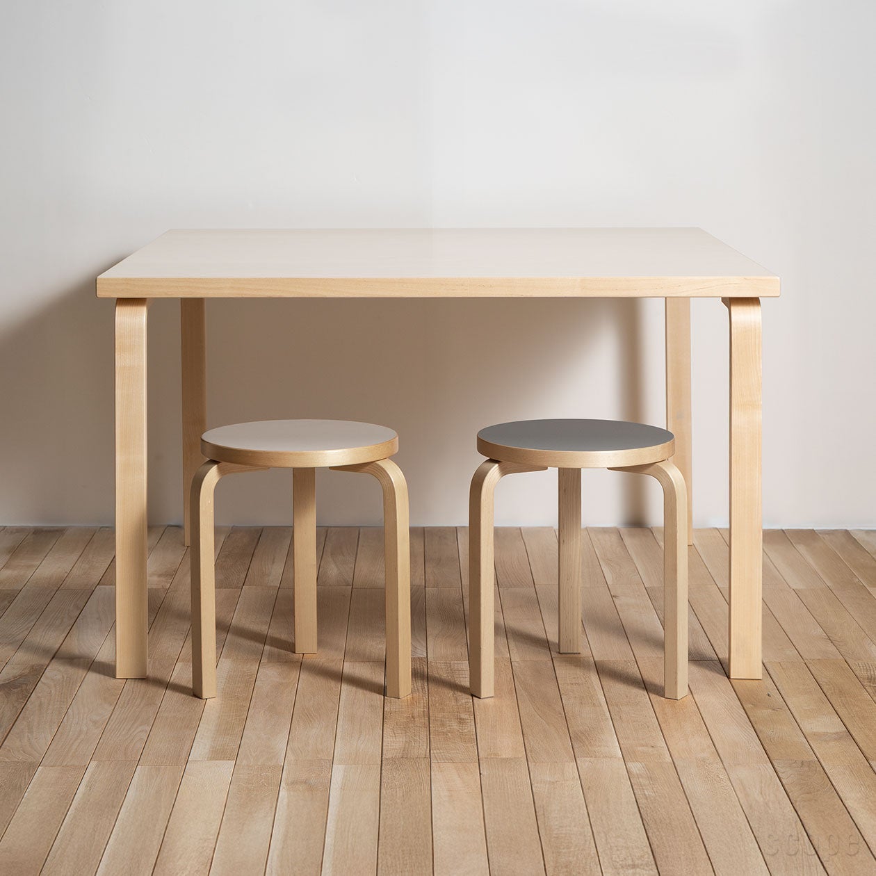 84テーブルとStool60