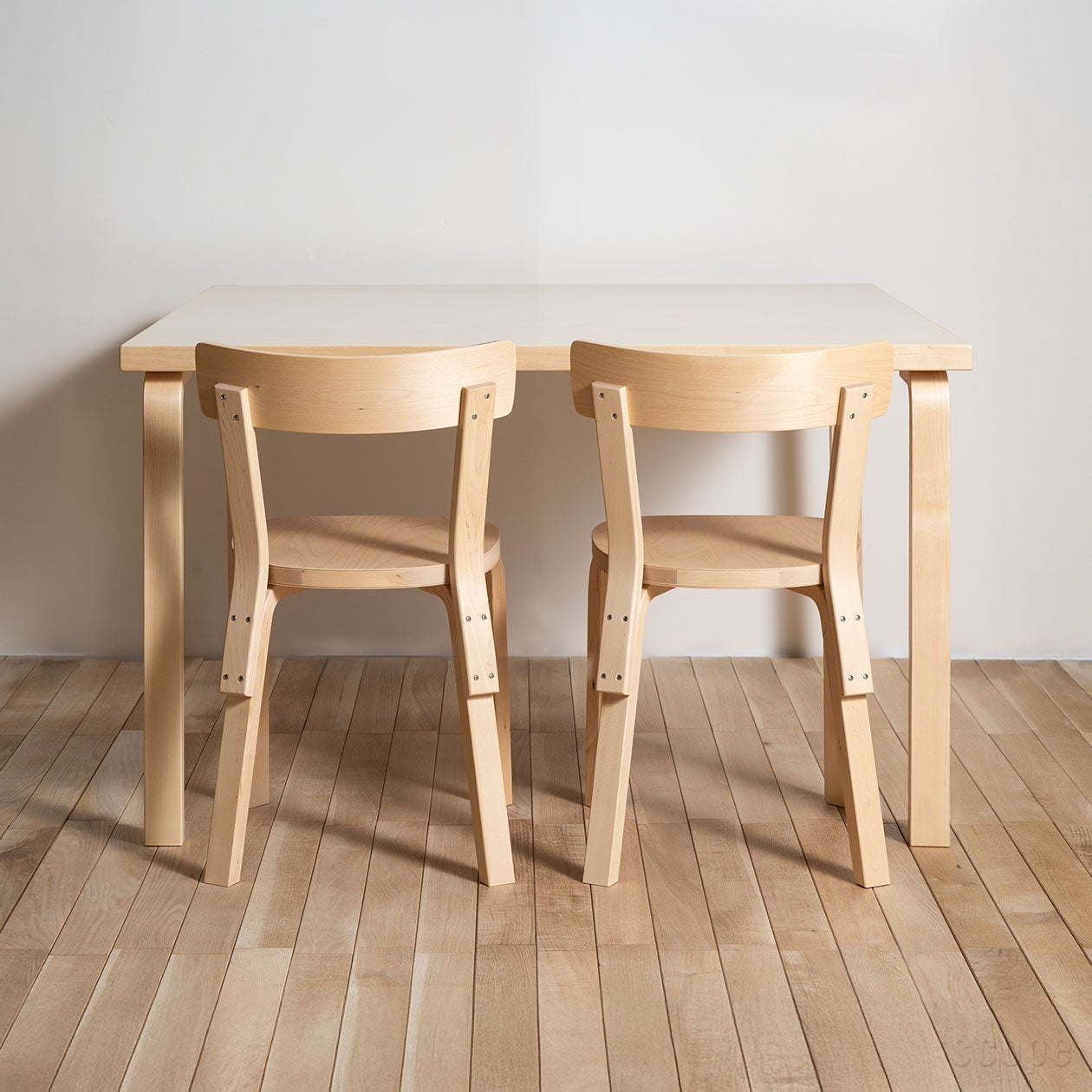 84テーブルとChair69 2脚