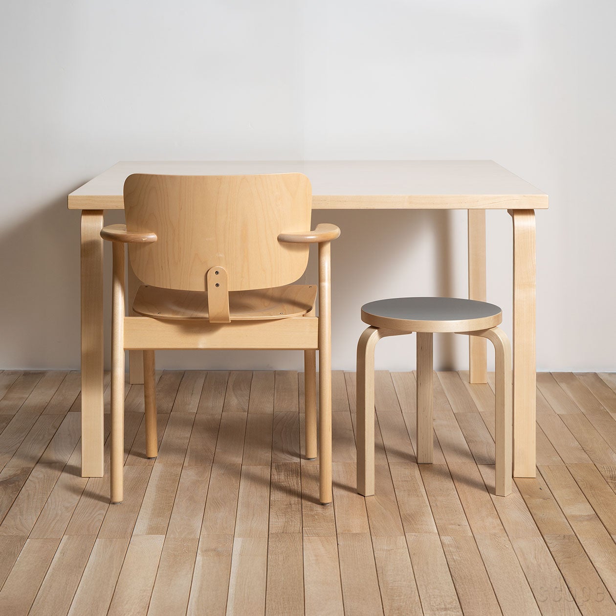84テーブルとドムスチェアとStool60
