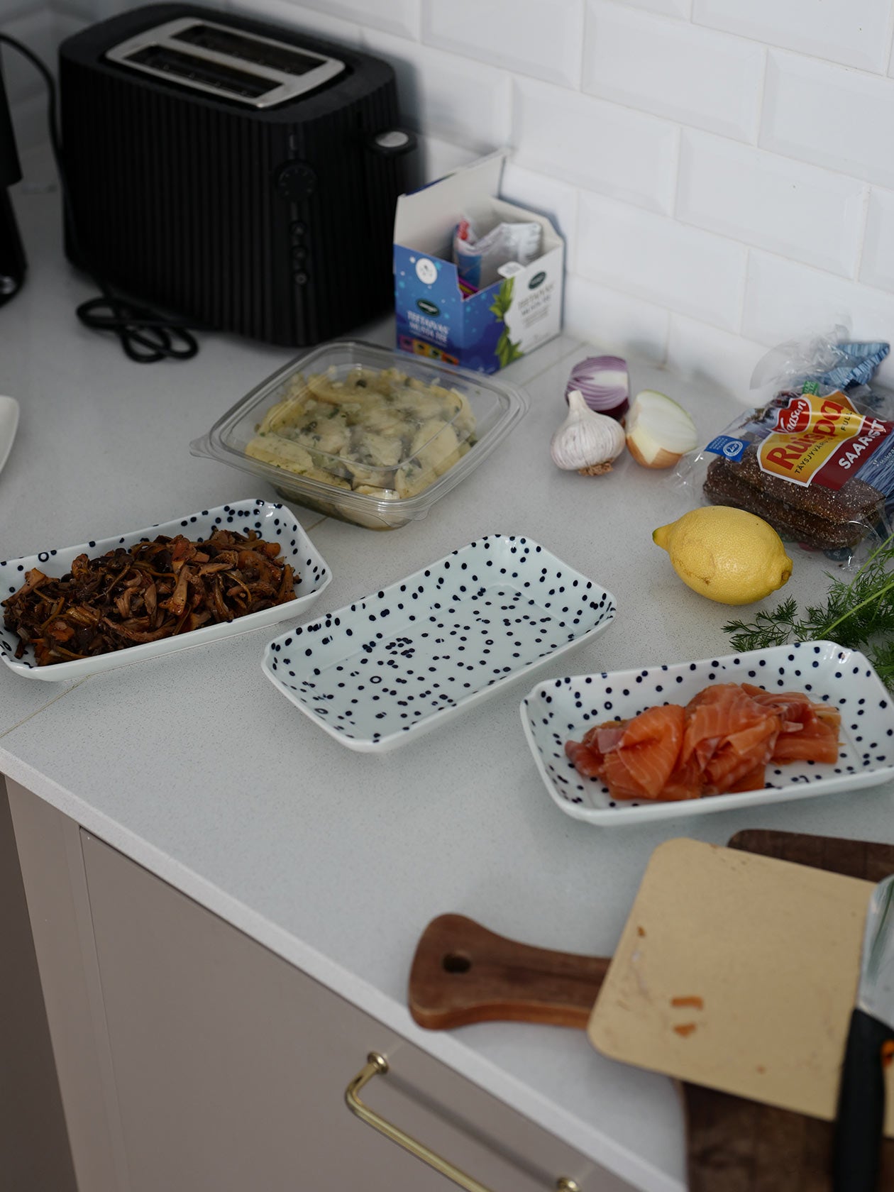 フィンランドで木瓜角皿 雪 長角に料理を盛り付けた様子