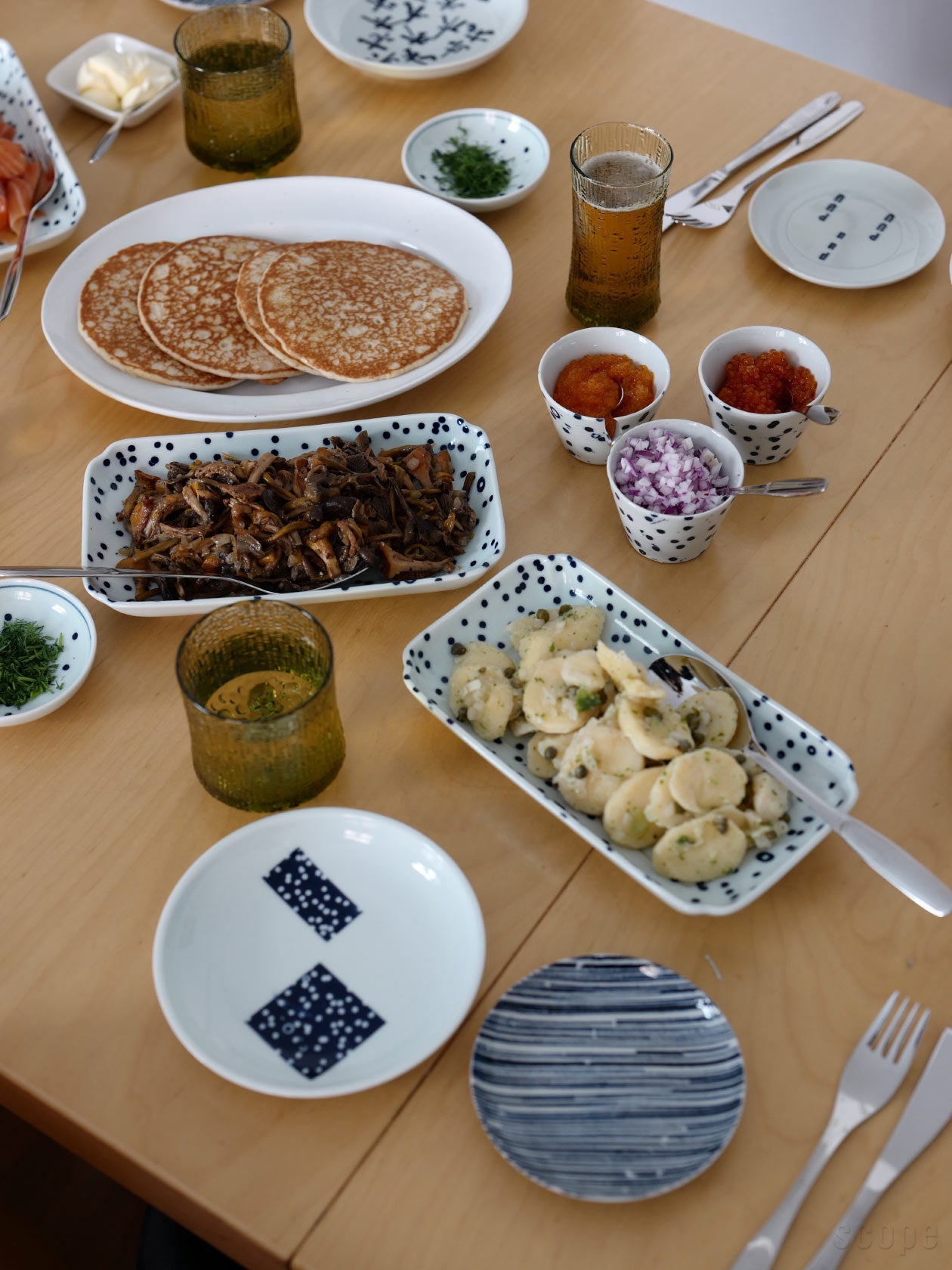 フィンランドで木瓜角皿 雪 長角を使った食事風景