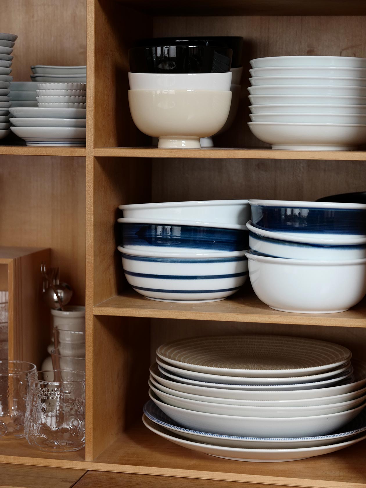 棚にしまわれた東屋のうどん鉢