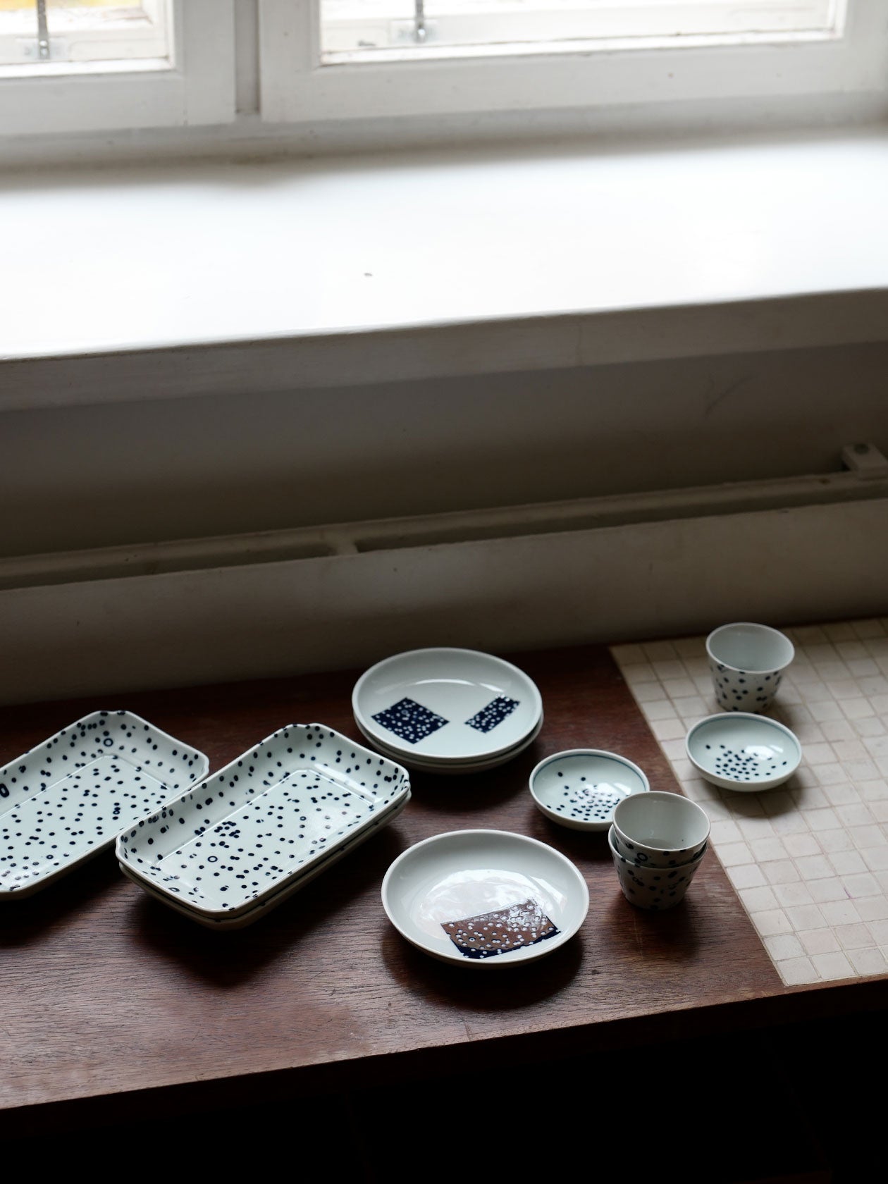 雪シリーズの器をまとめて並べたテーブルコーディネート