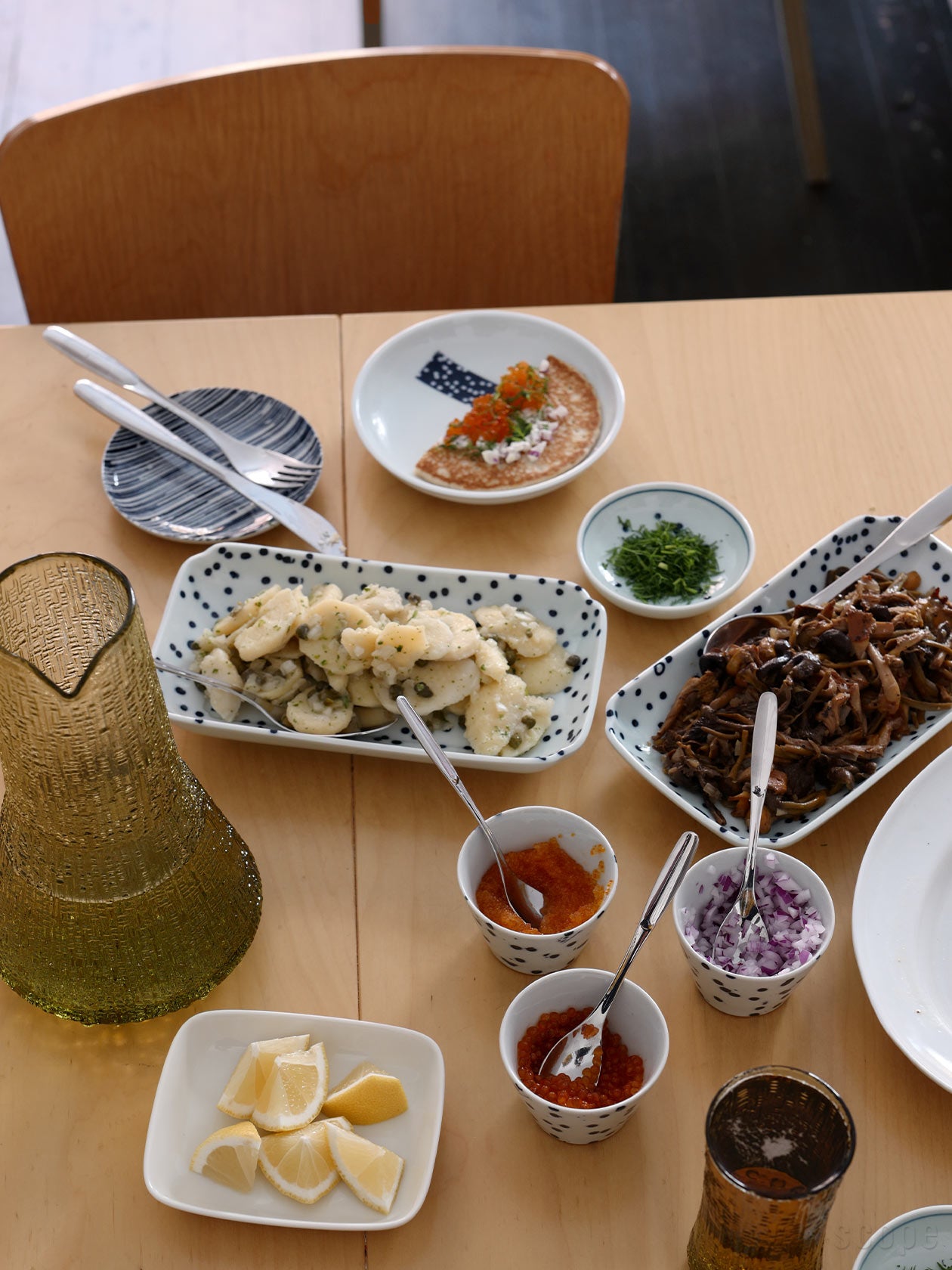 フィンランドの食材と平丸 窓に雪を一緒に並べた様子