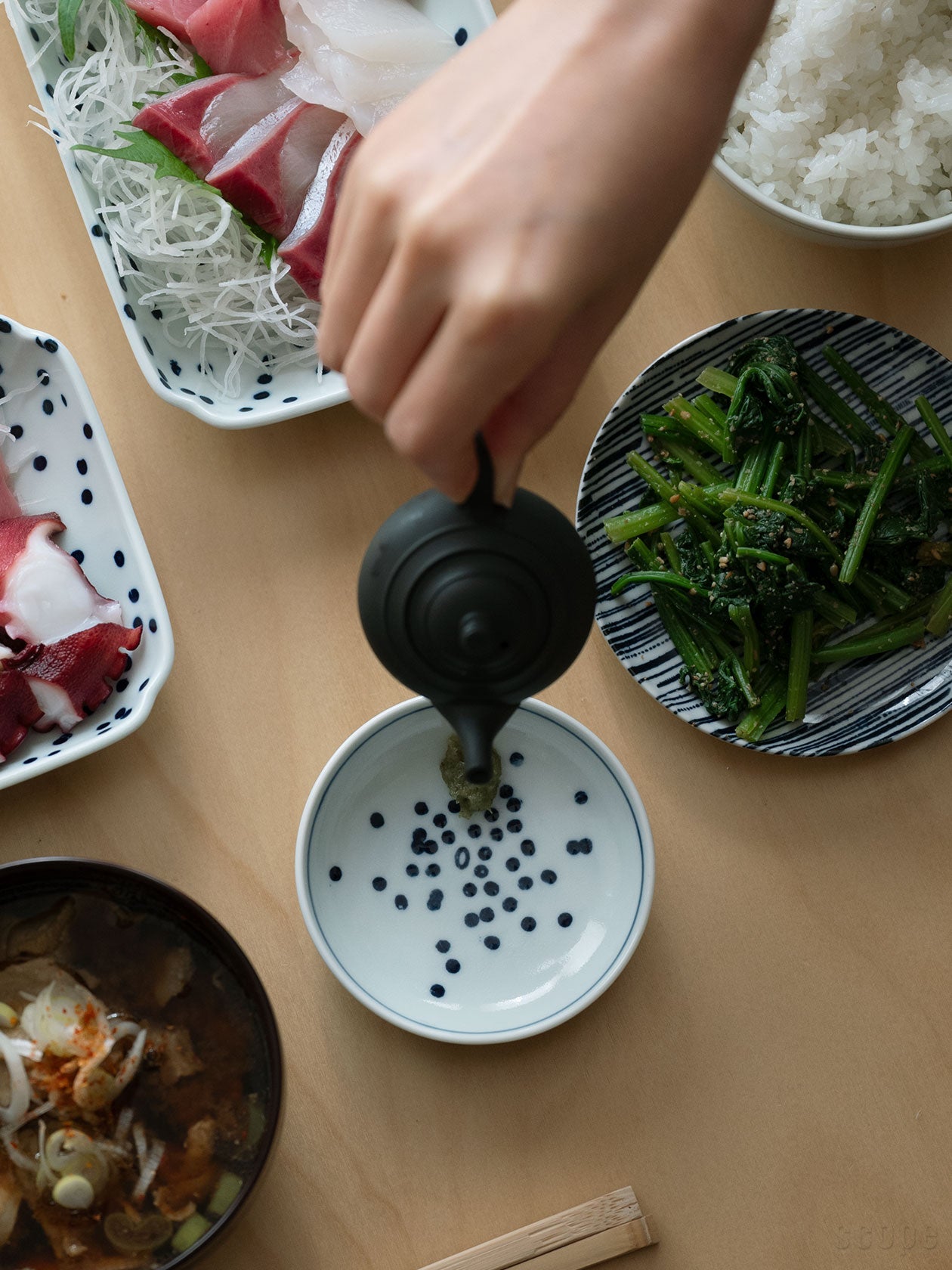 三寸皿 雪に刺身醤油を注いでいる様子