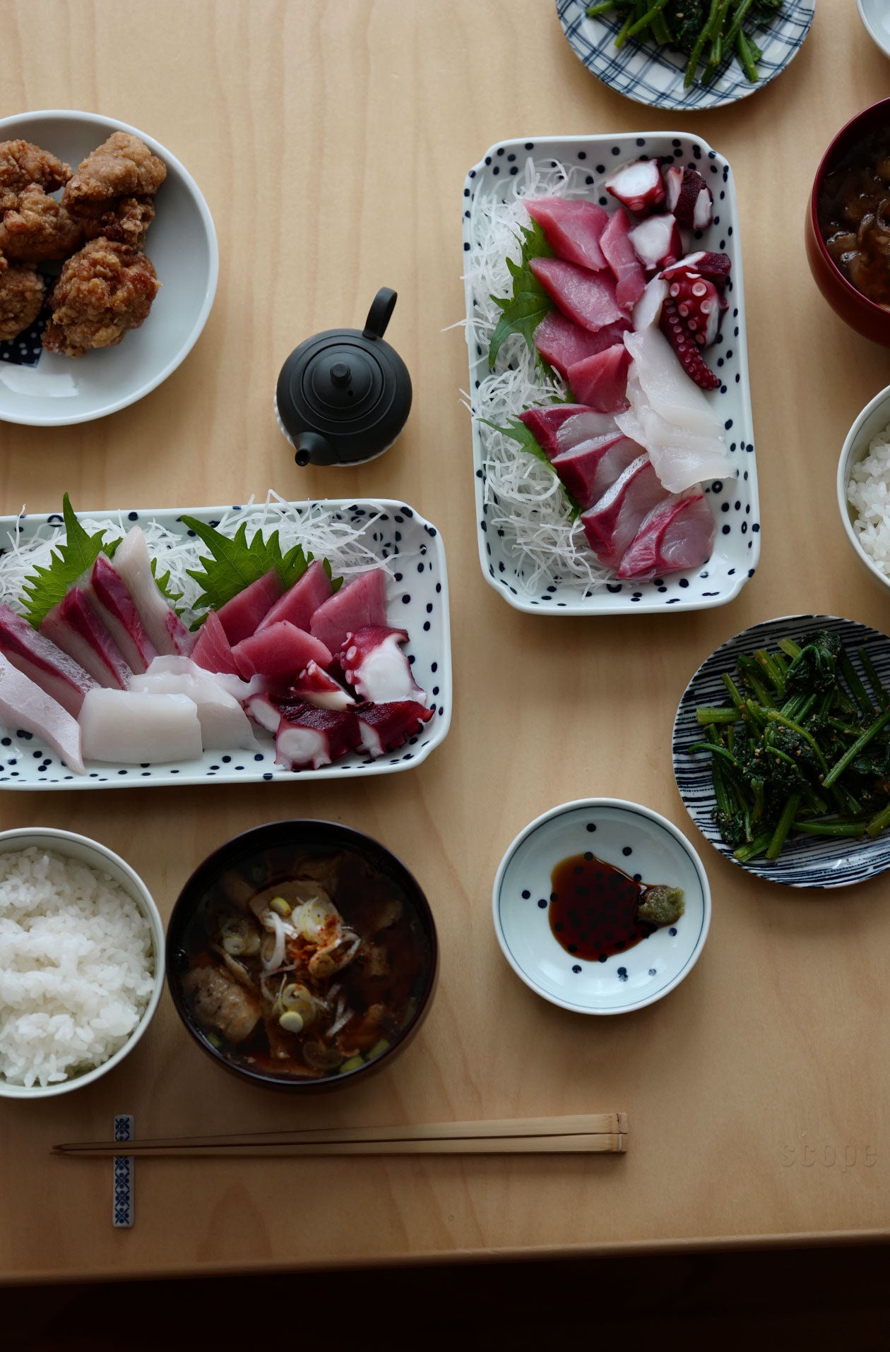 刺身醤油皿として並べた三寸皿 雪 2枚組