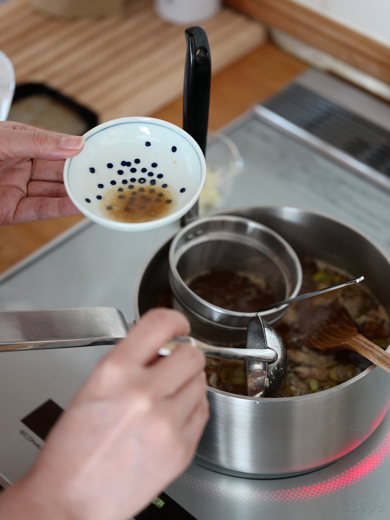 味見用の小皿として使っている三寸皿 雪