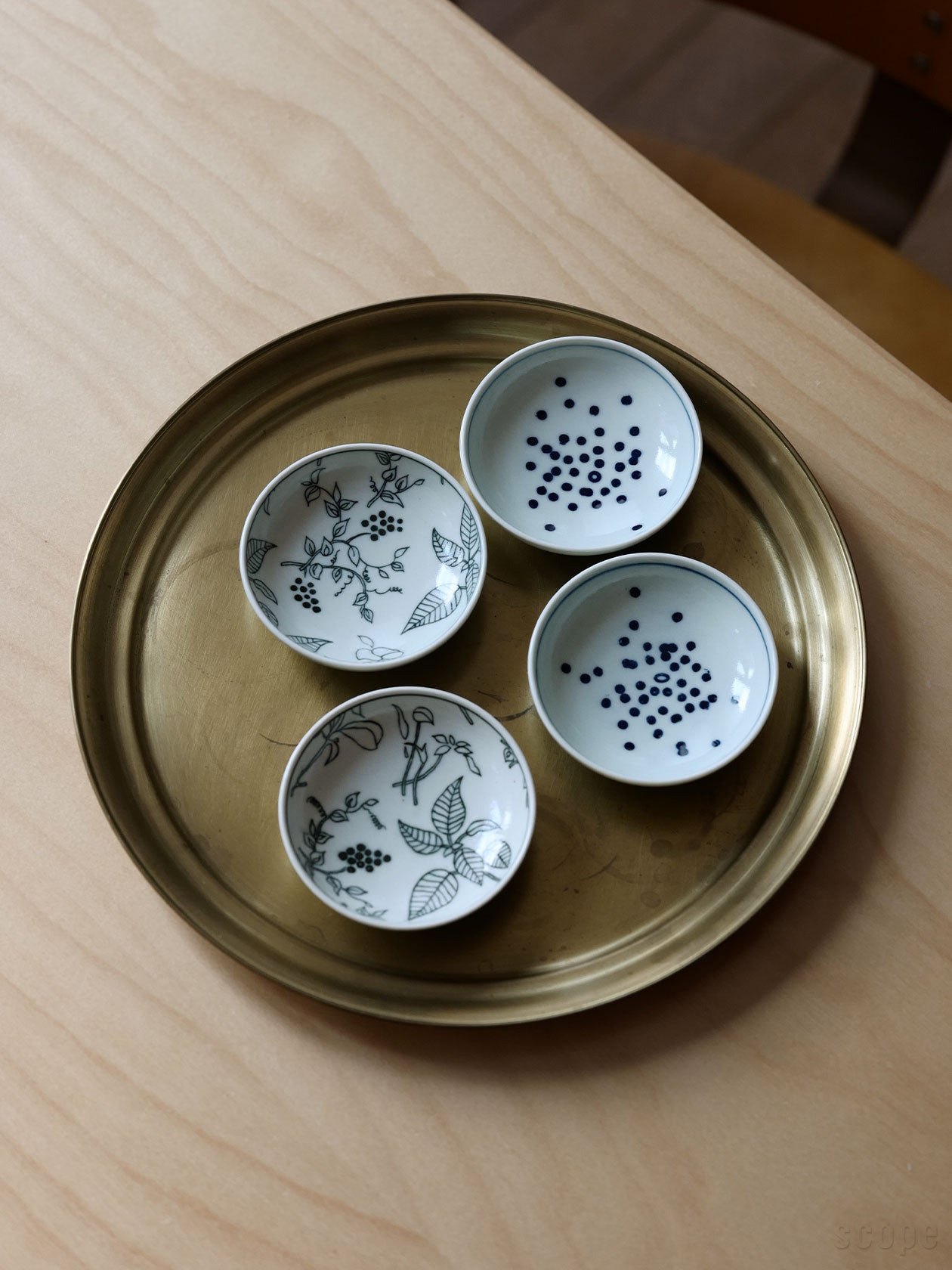 他の三寸皿と一緒に並べた三寸皿 雪 2枚組