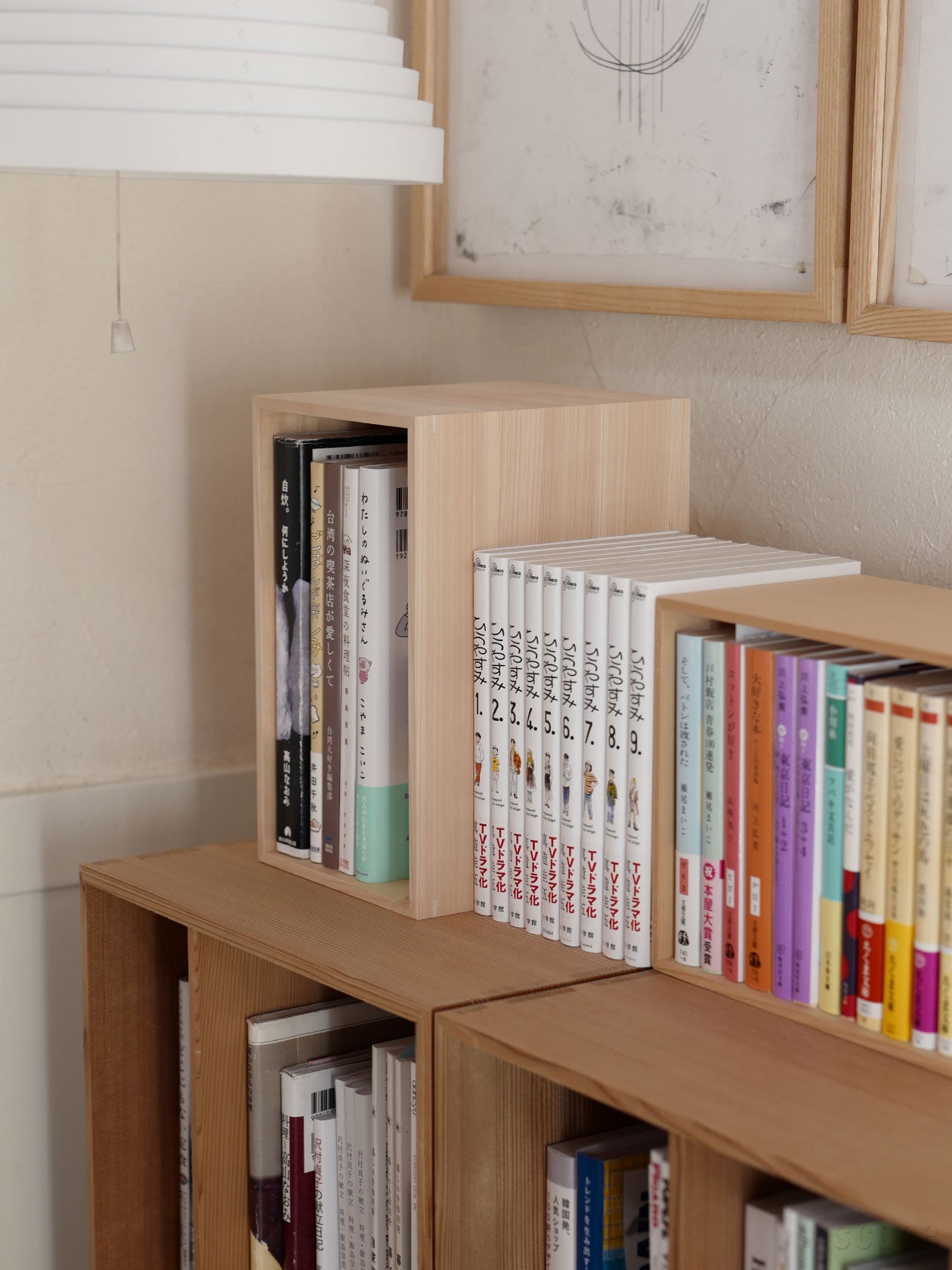 本棚の上のA5判の匣