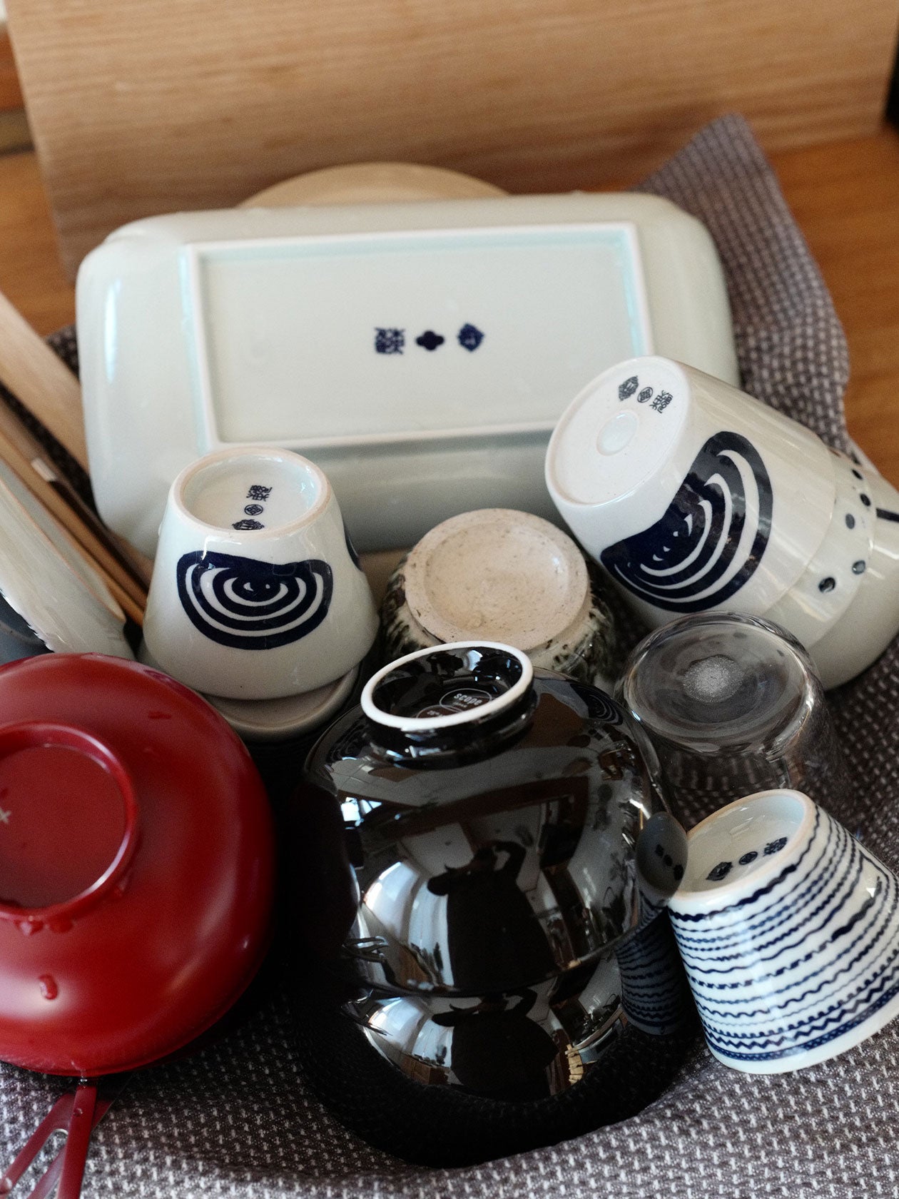 洗いあがった猪口 ウマタレを伏せて並べている様子