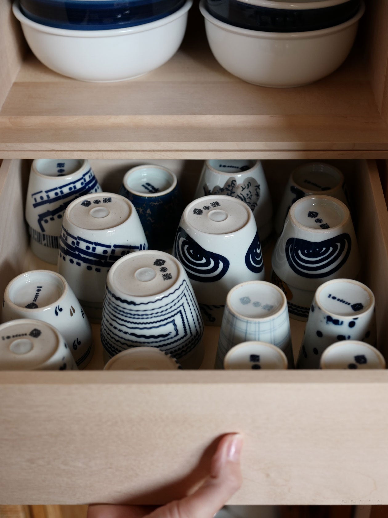 猪口を引き出しの収納スペースに並べた様子