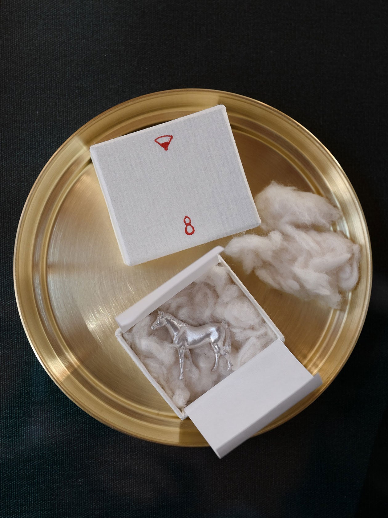 お盆の上にのせた午 925