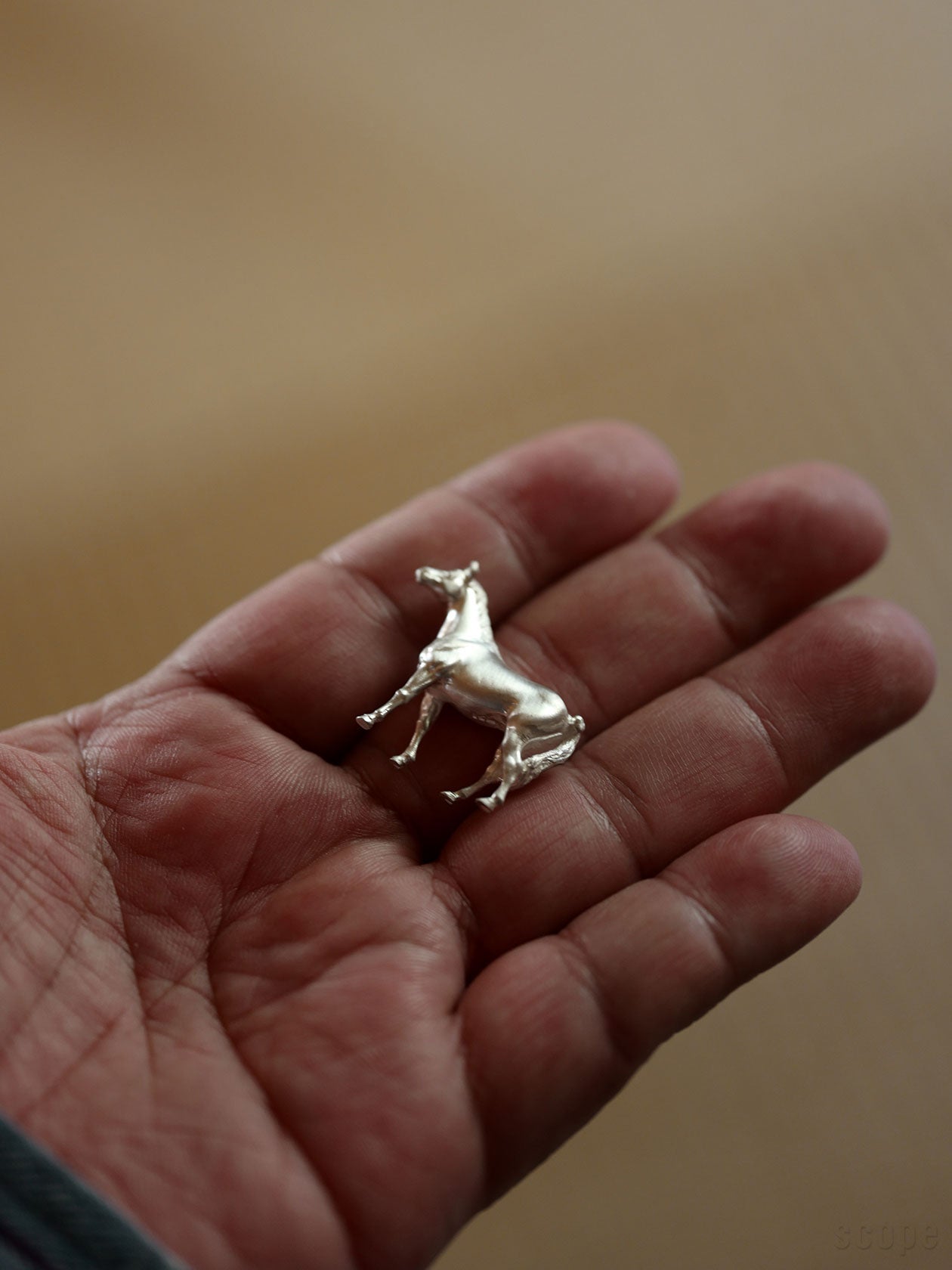 掌にのせた干支フィギュア