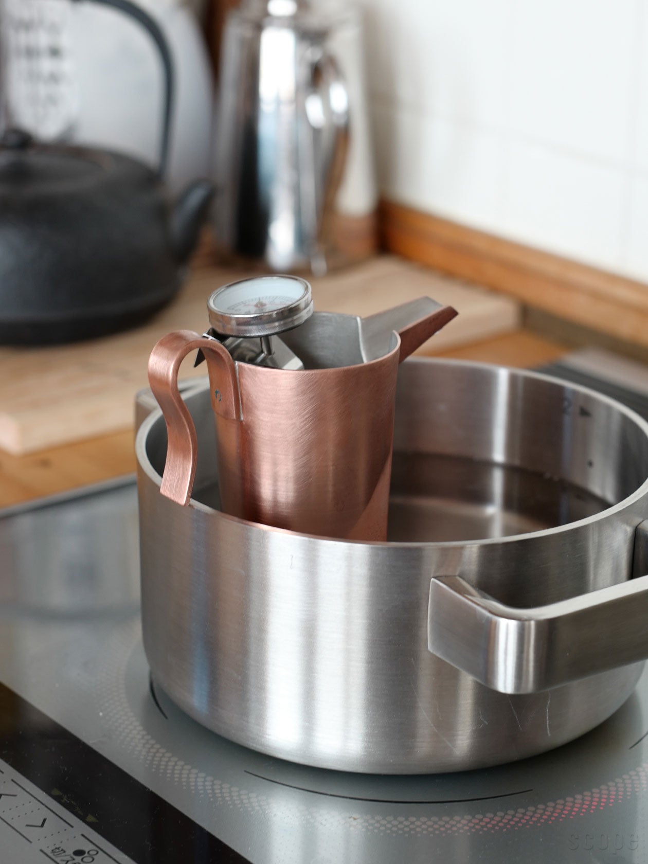 ちろりで燗を付けている様子