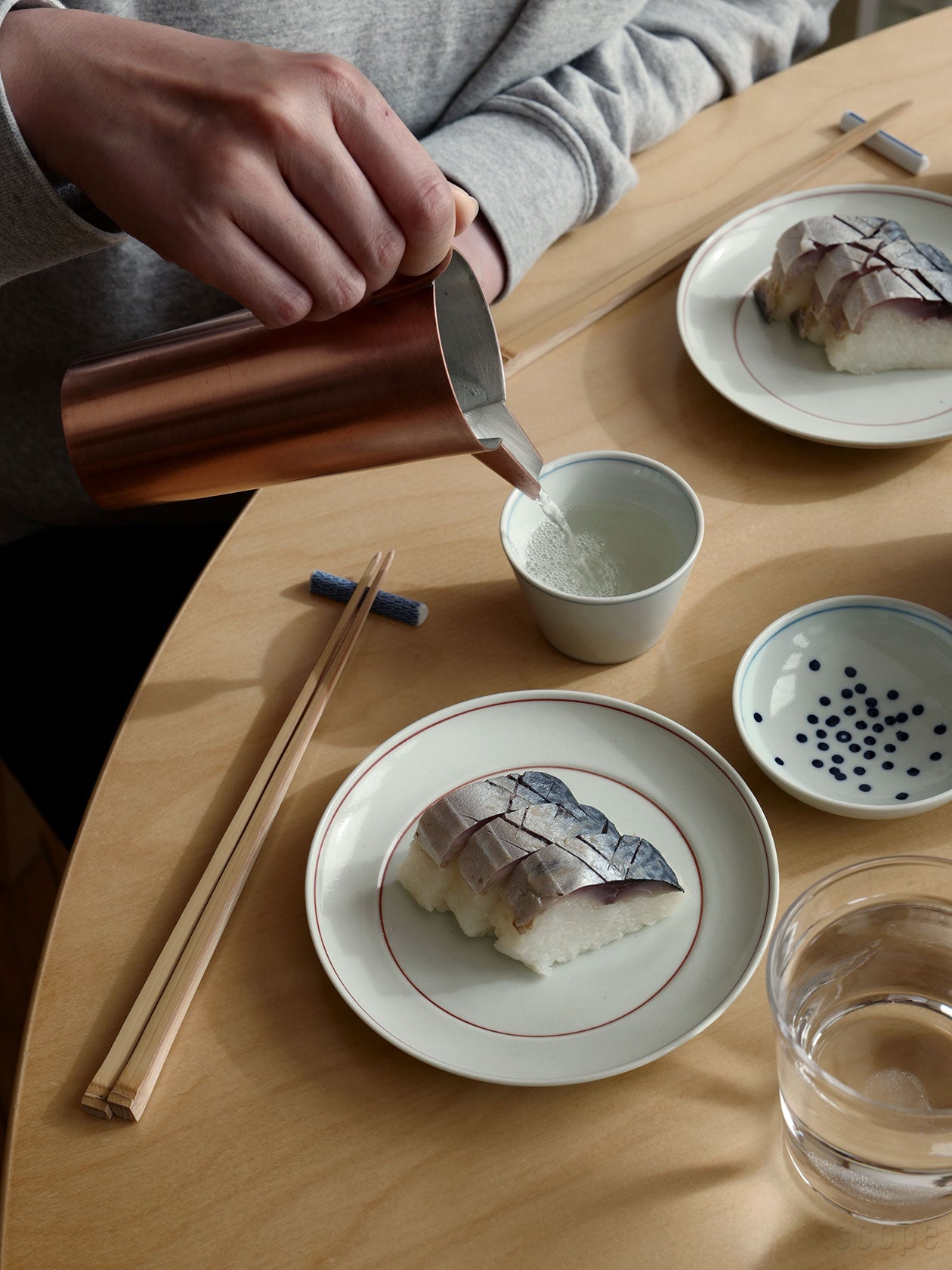 ちろりで日本酒を注いでいるところ