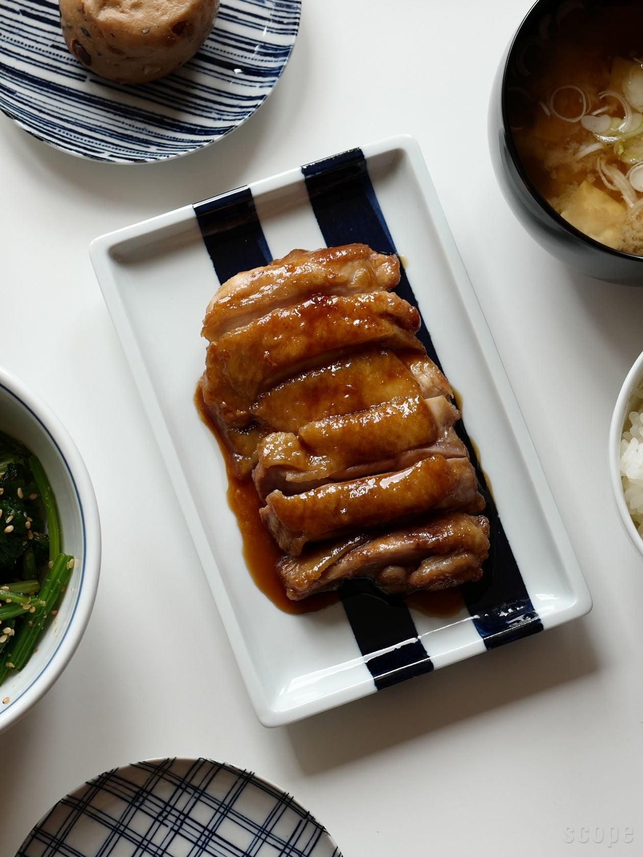 平長 石本藤雄 スキー01に鶏の照り焼きを盛り付けた様子