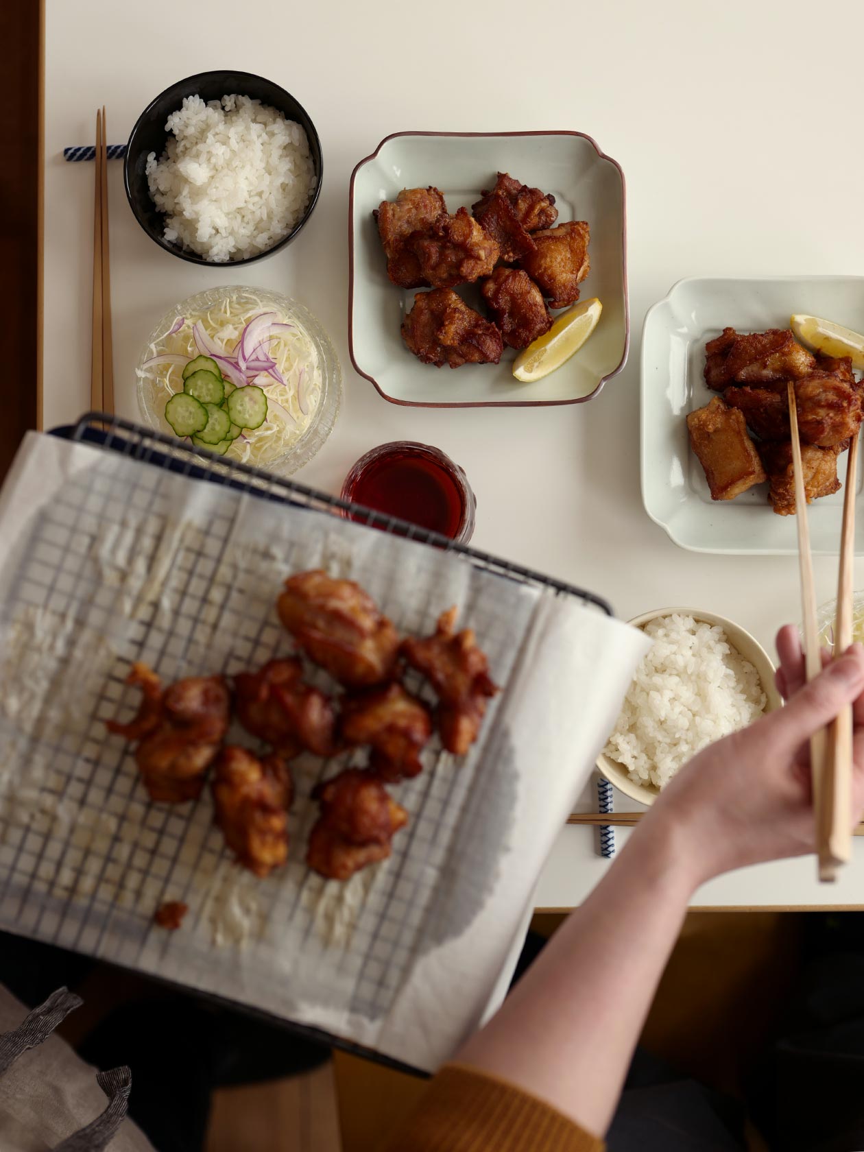 東屋 木瓜角皿 正角。縁錆（ふちさび）の装飾が料理を引き立てます