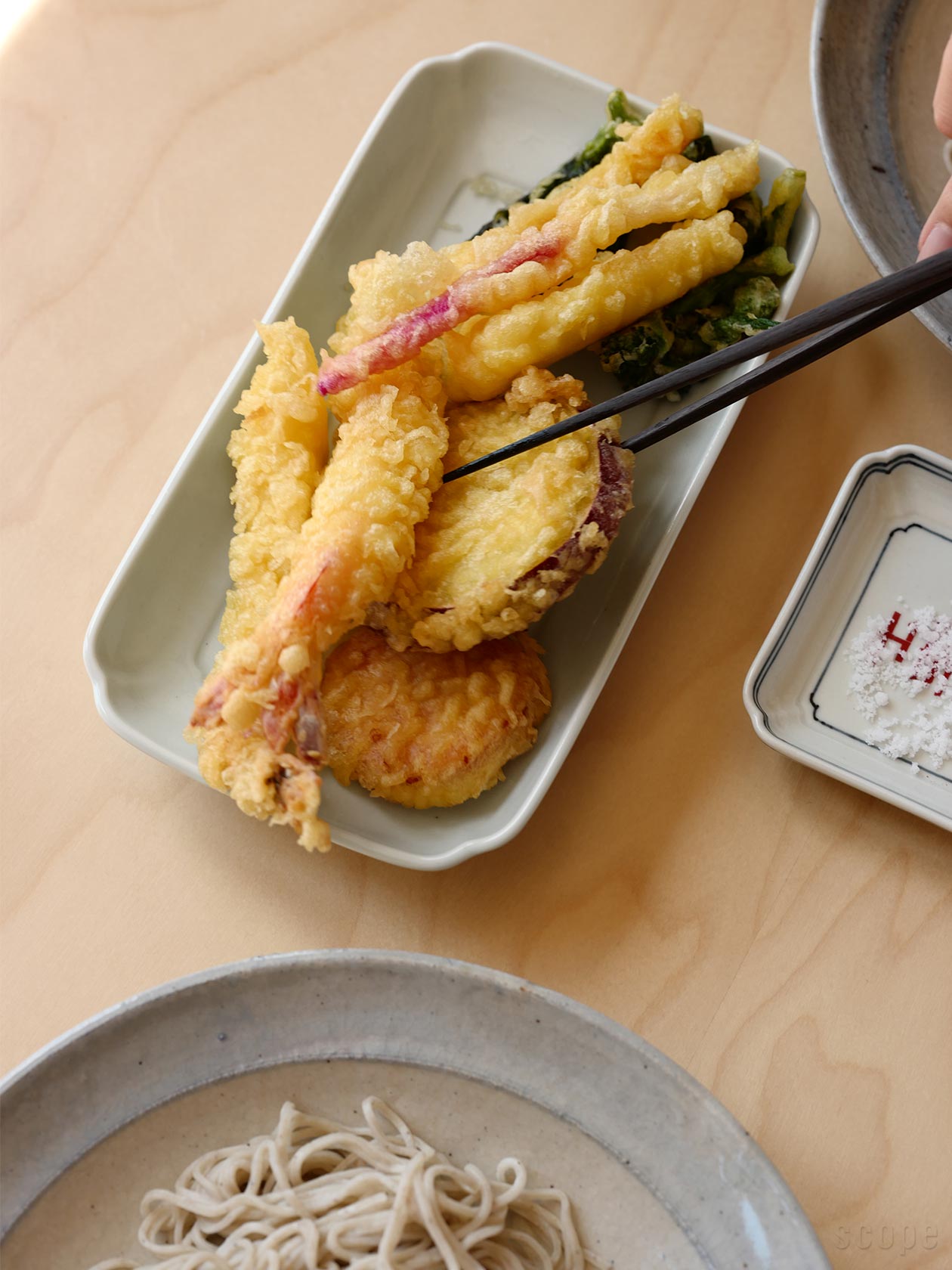 スーパーの天ぷらもお惣菜も、長角皿に盛るだけで立派な一品に