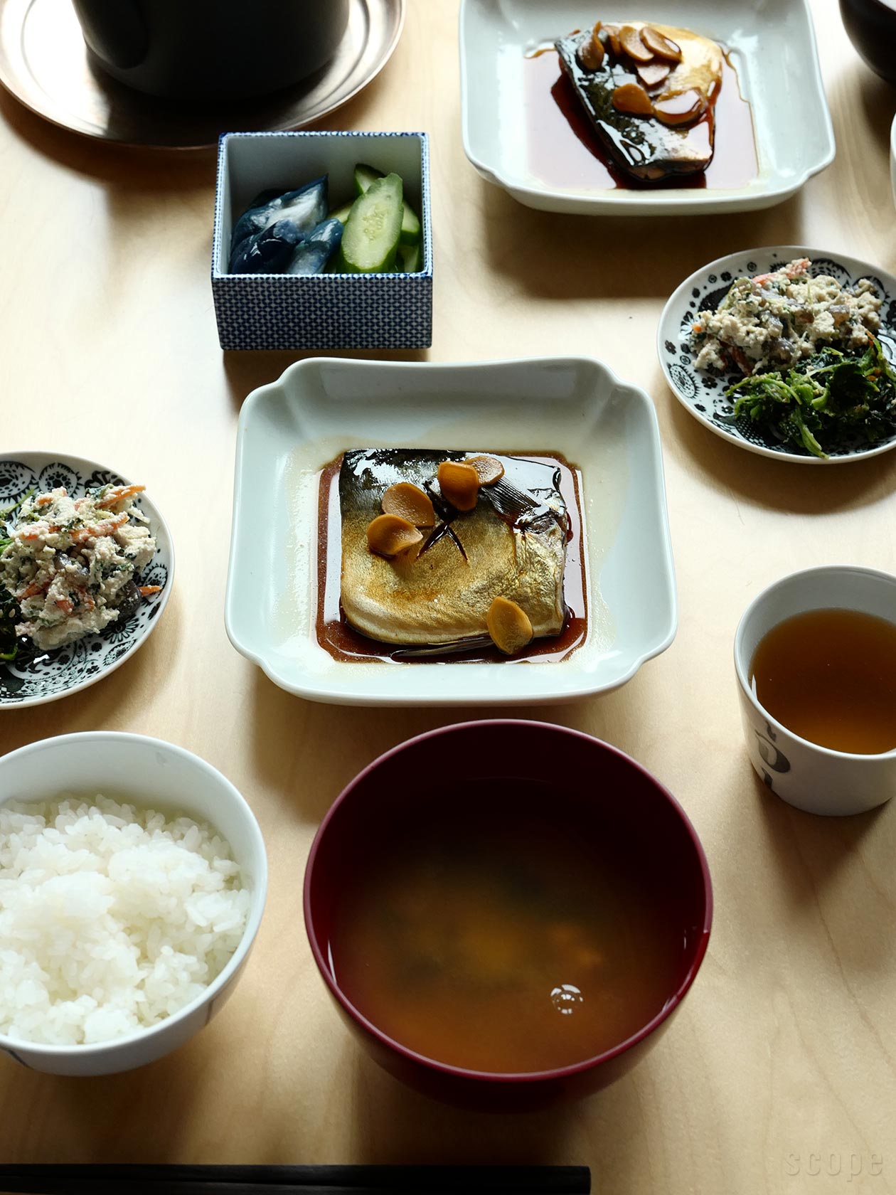 煮物など汁気のある料理も、深さのある正角皿なら立派に見える