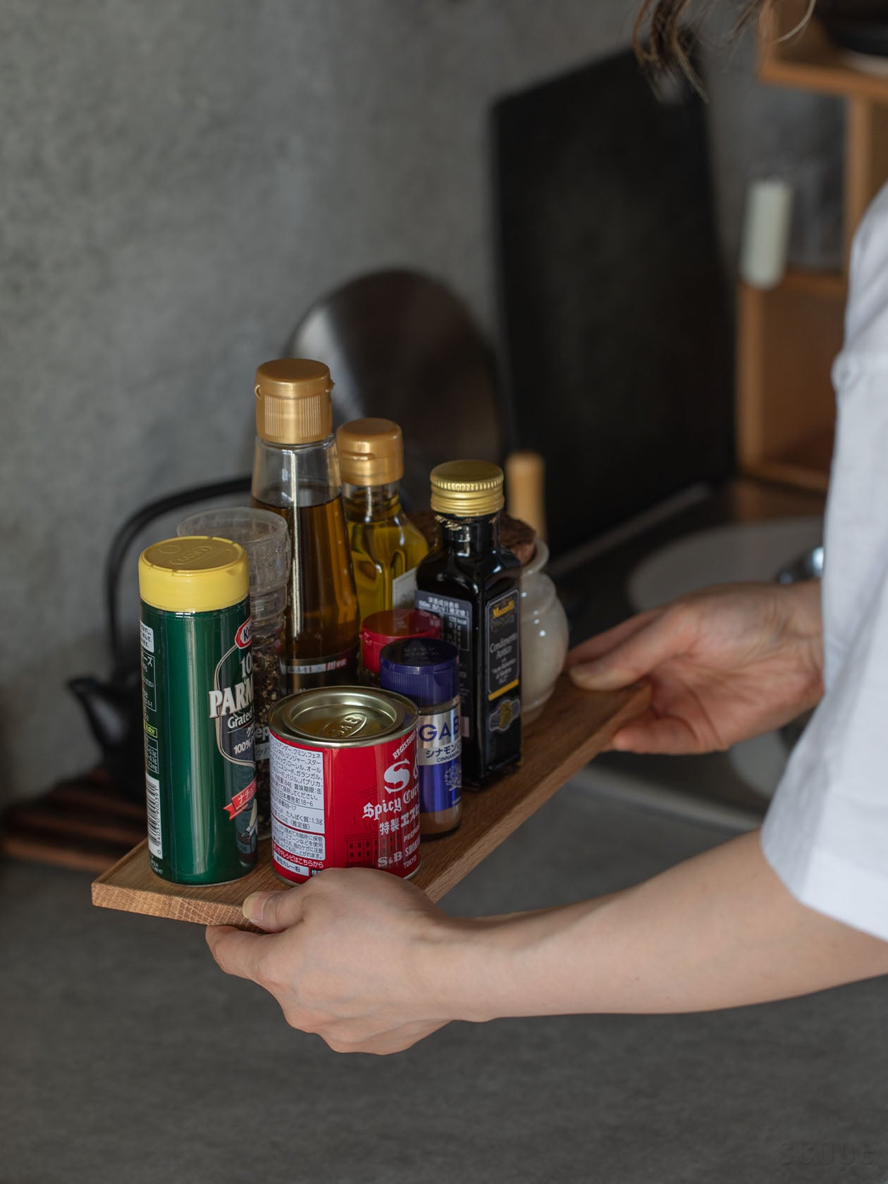 折敷半切を持ち運べる調味料トレーとして使用しているところ