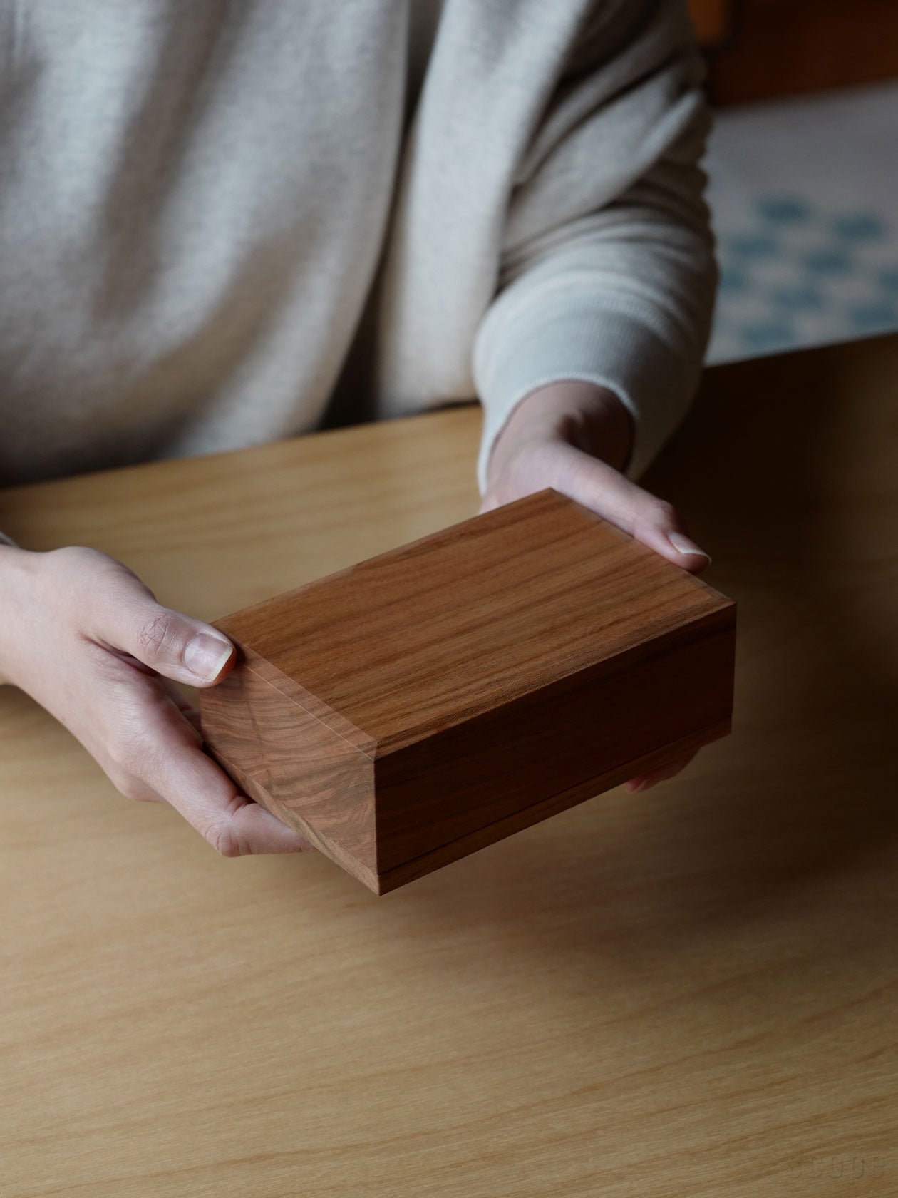 バターケース全判を手に持ったところ