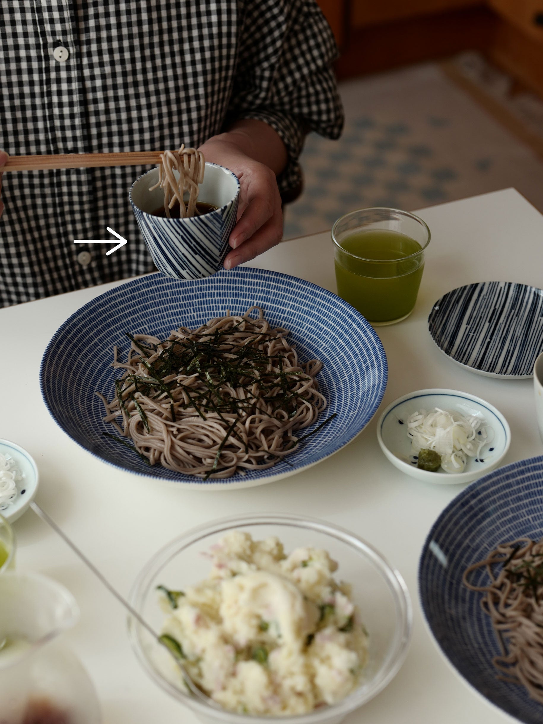 24h Avecに盛ったそばと蕎麦猪口