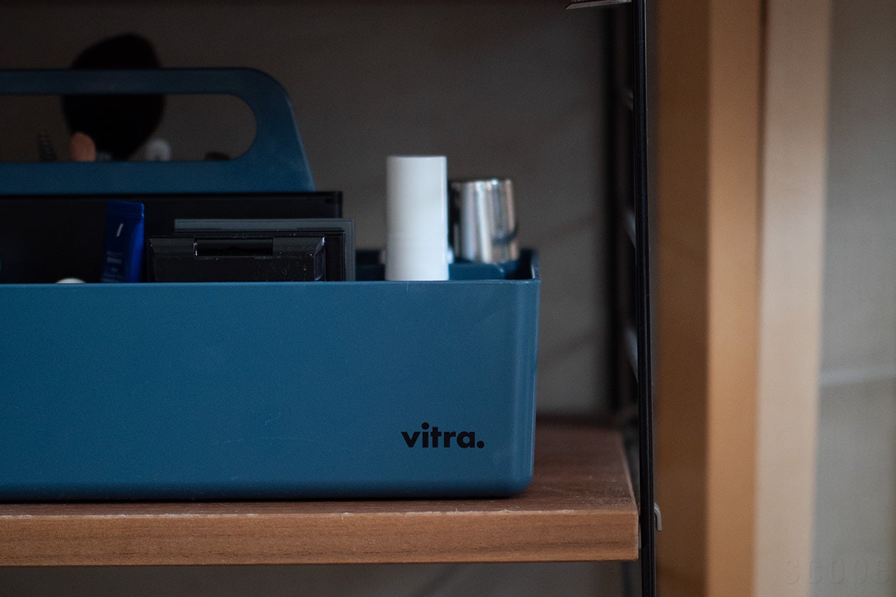 Vitra ツールボックスREをメイクボックスとして使っている様子