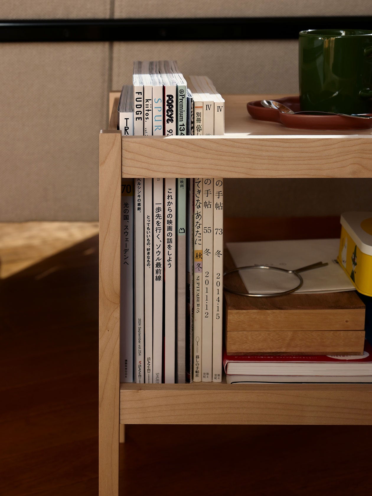 Form & Refineのジャーナルサイドテーブルに雑誌を立てて収納している様子