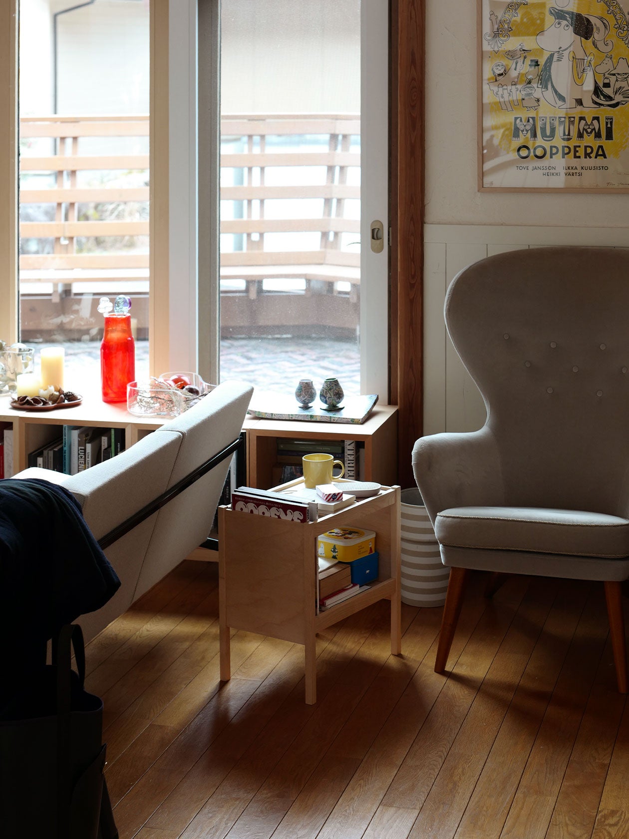 北欧家具のある部屋に置かれたコンパクトなJournal Side Tableの使用シーン