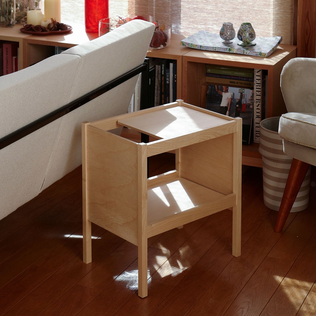 リビングのソファ横に配置されたバーチ材のサイドテーブル