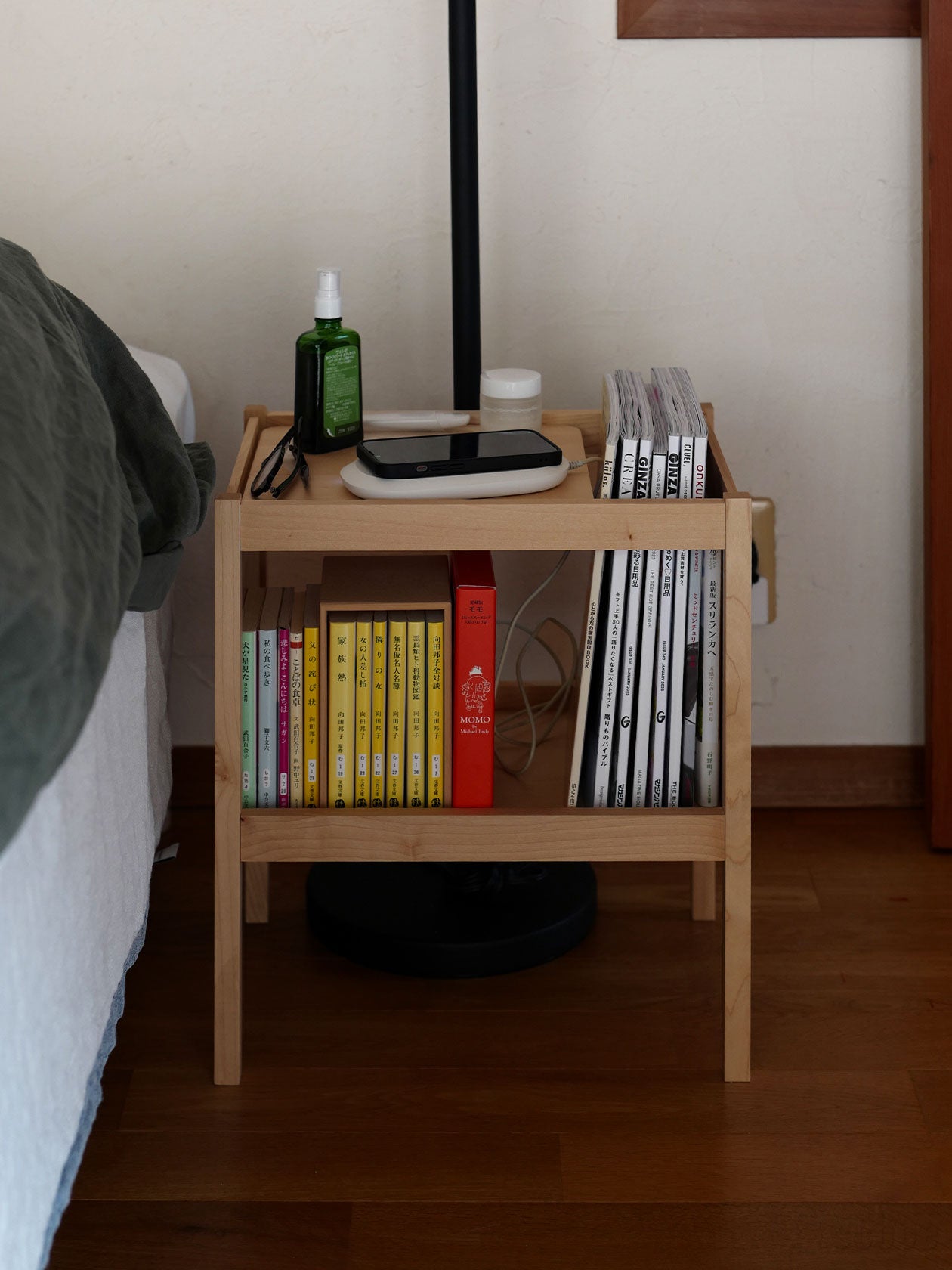 ベッドサイドでスマホや文庫本を置くテーブルとして活用する様子