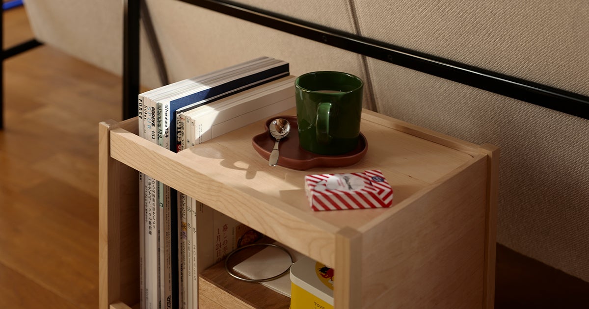 雑誌を立てて収納できる無垢材のサイドテーブル、Journal Side Table