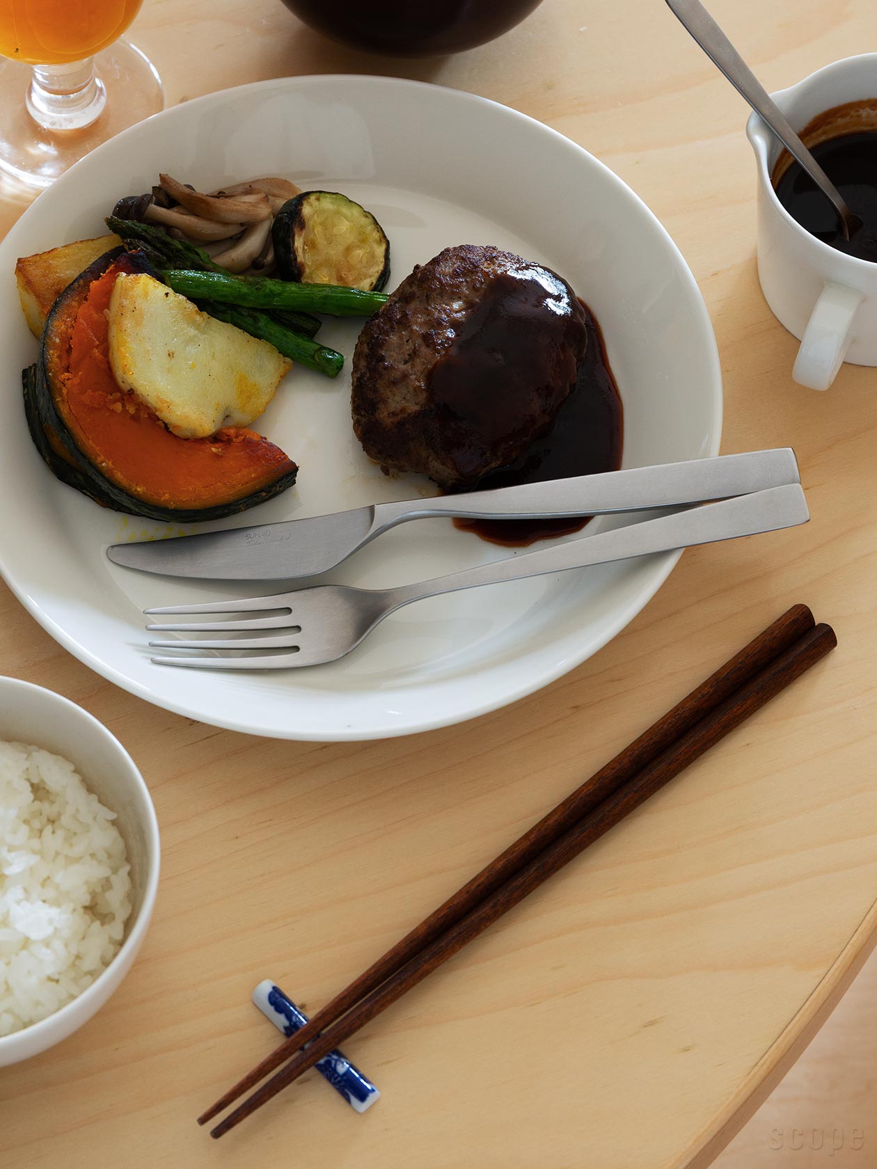 日本人の手に合うサイズ感。ディナースプーンは口に運びやすく、かまぼこ型のハンドルは手に優しく馴染む