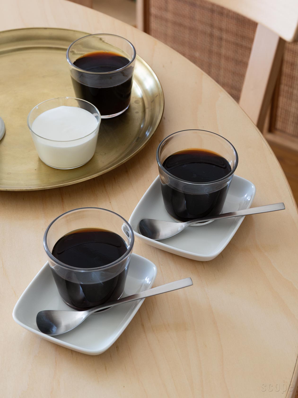 アイスクリームスプーン。薄く四角い先端が、カップの底や隅まで綺麗に掬い取る