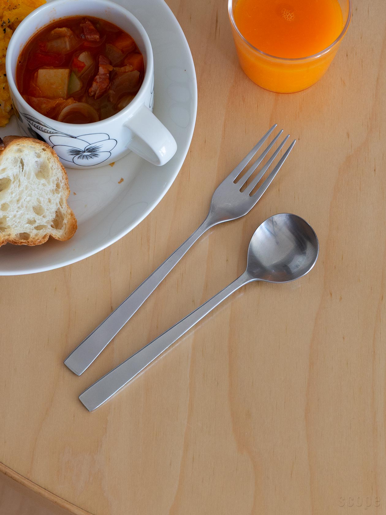 スープスプーン。どの方向からも口に運びやすい円形フォルムが、食べこぼしを防ぐ