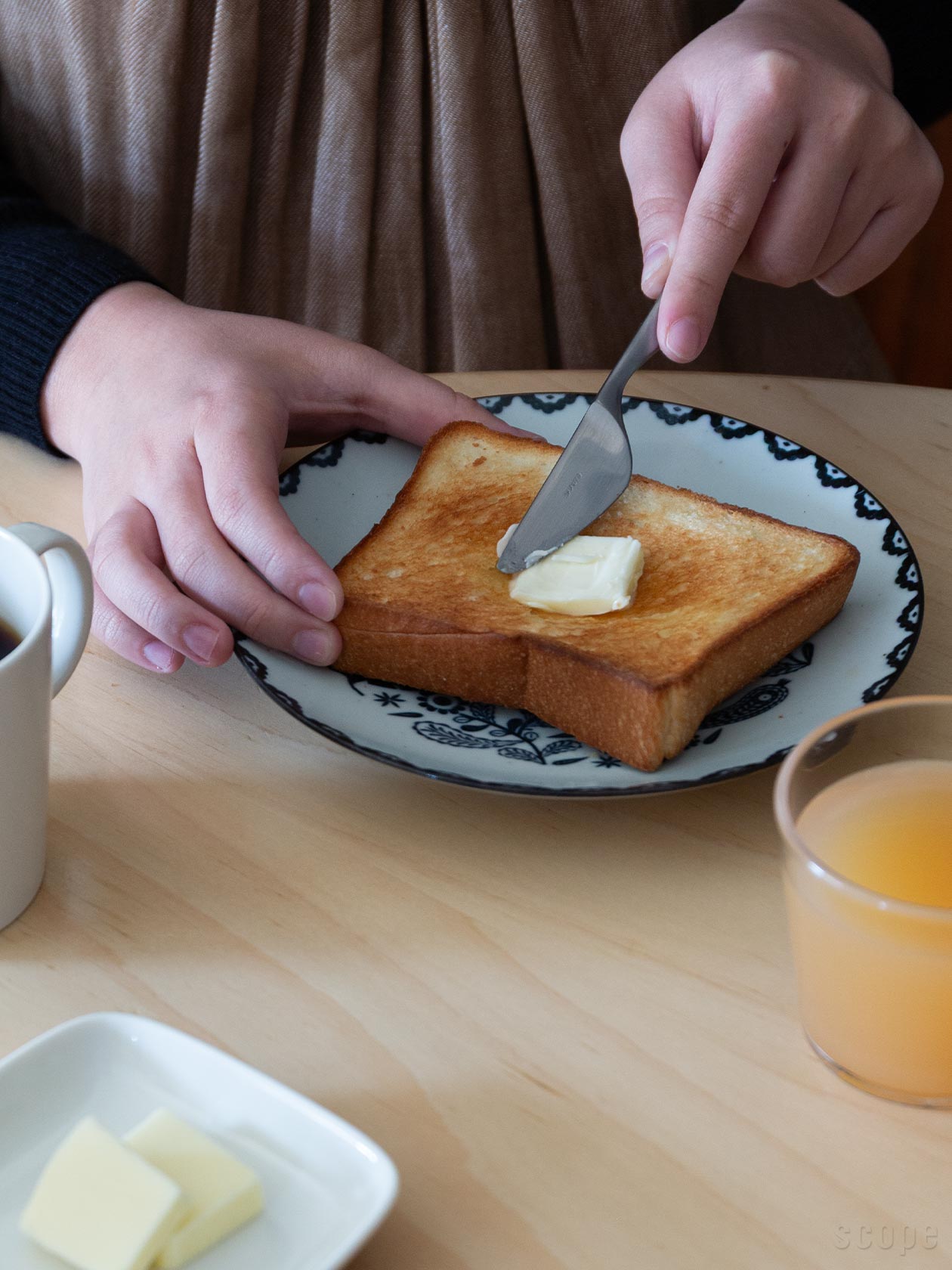 朝食の風景に自然と馴染むバタースプレダー。一家に一本あると重宝する、気の利いた脇役アイテム