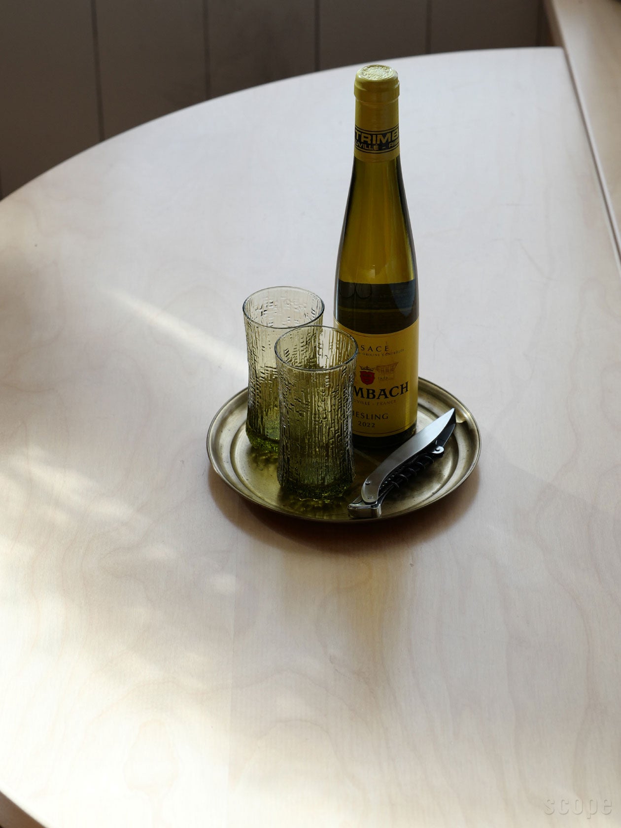 スパークリングワインのグラスと白ワインのボトル