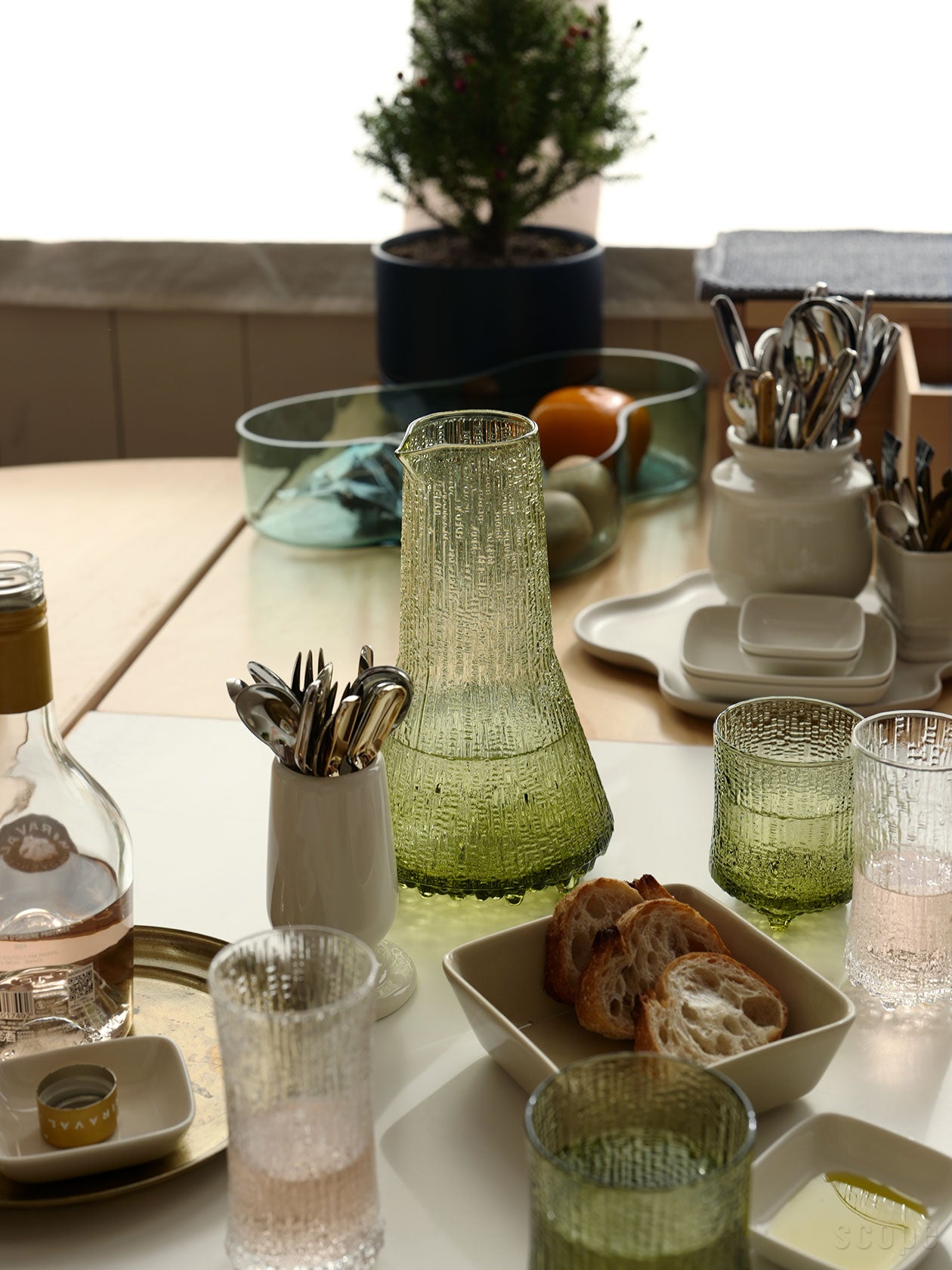 カラフェ0.5Lが中央にある食事風景