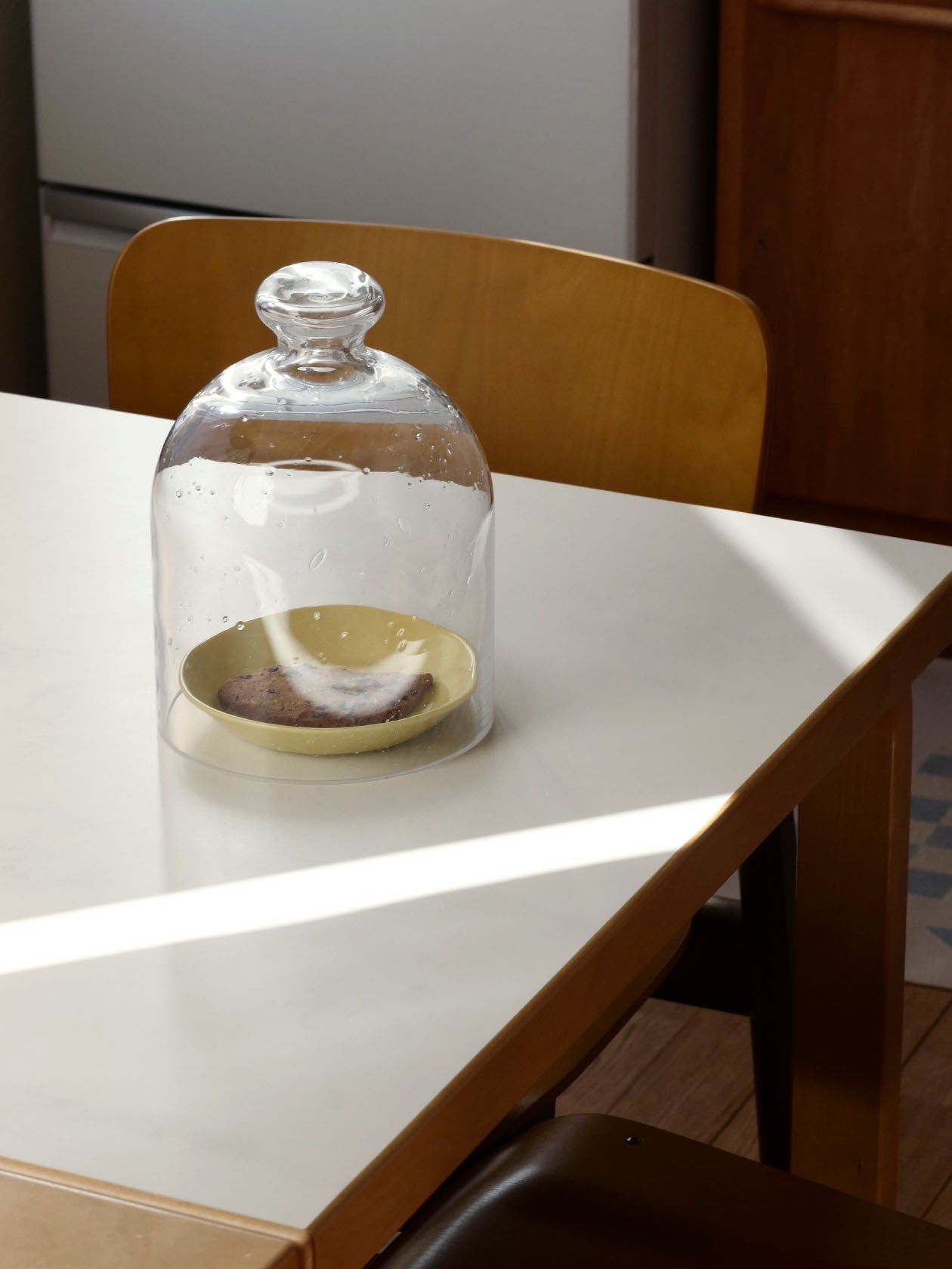 プレートにクッキーを乗せてガラスドームをかぶせた様子