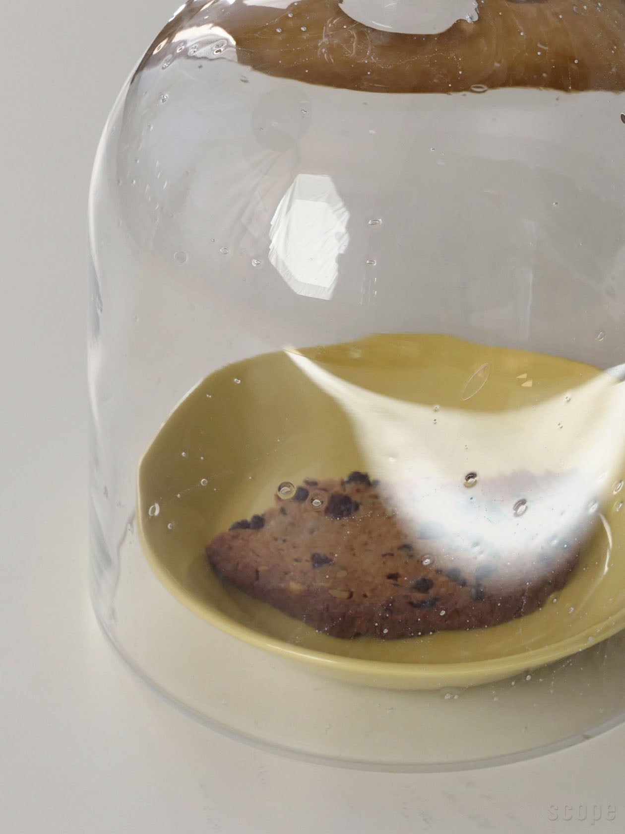 プレートにクッキーを乗せたガラスドームの拡大