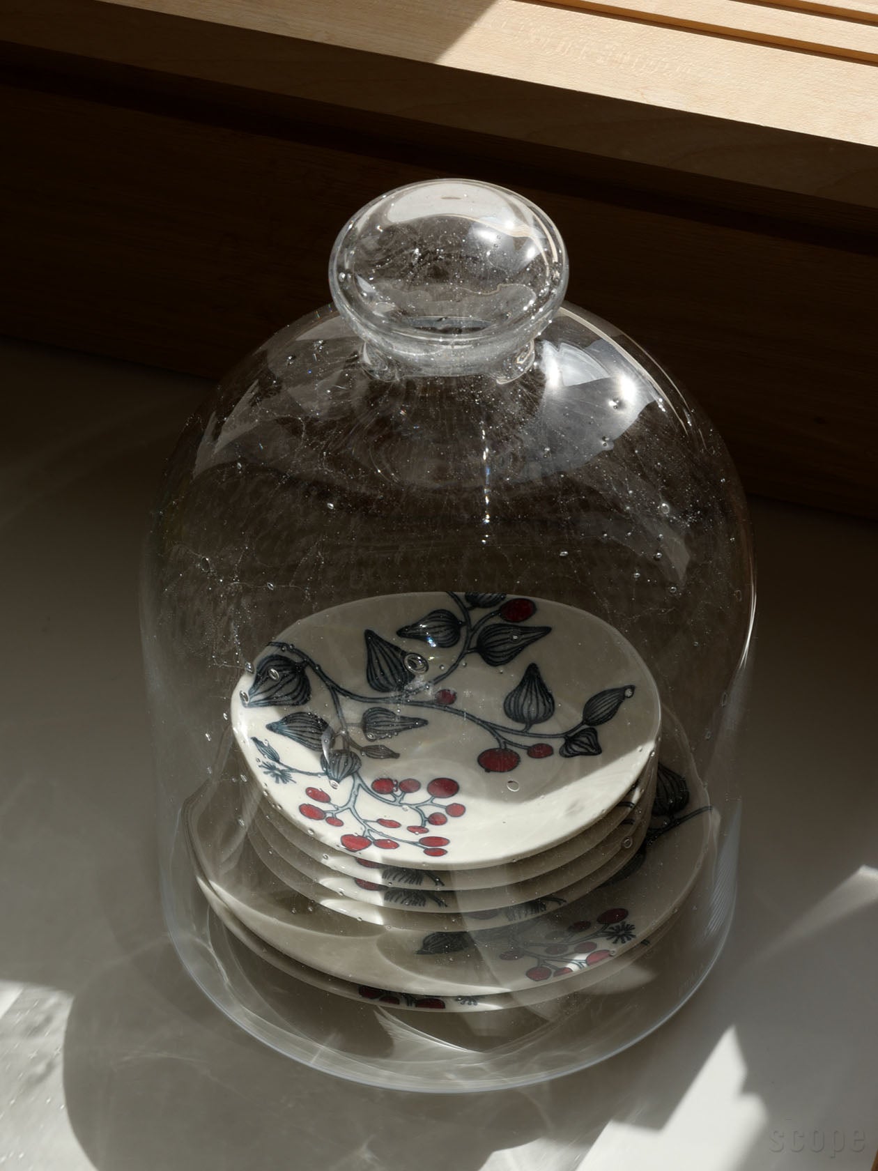 Runoプレート14cmが中に入ったガラスドーム バブル